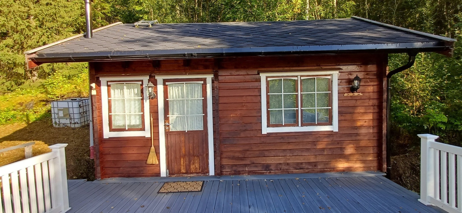 Inngangsparti. Til venstre er det en 1000 liters tank til vann Galleribilde