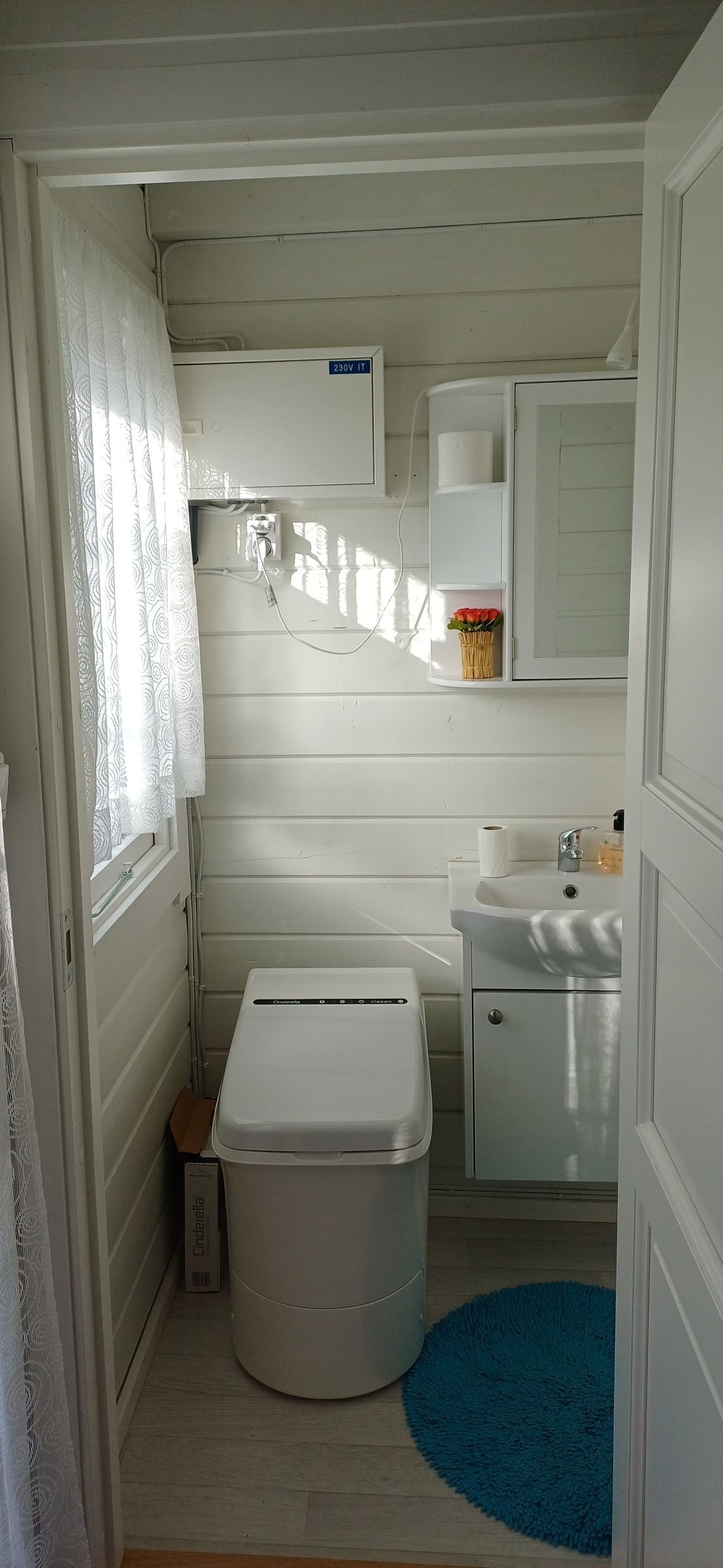 Bad med speilskap, Cinderella forbrennings toalett, frostvakt (liten ovn) Galleribilde