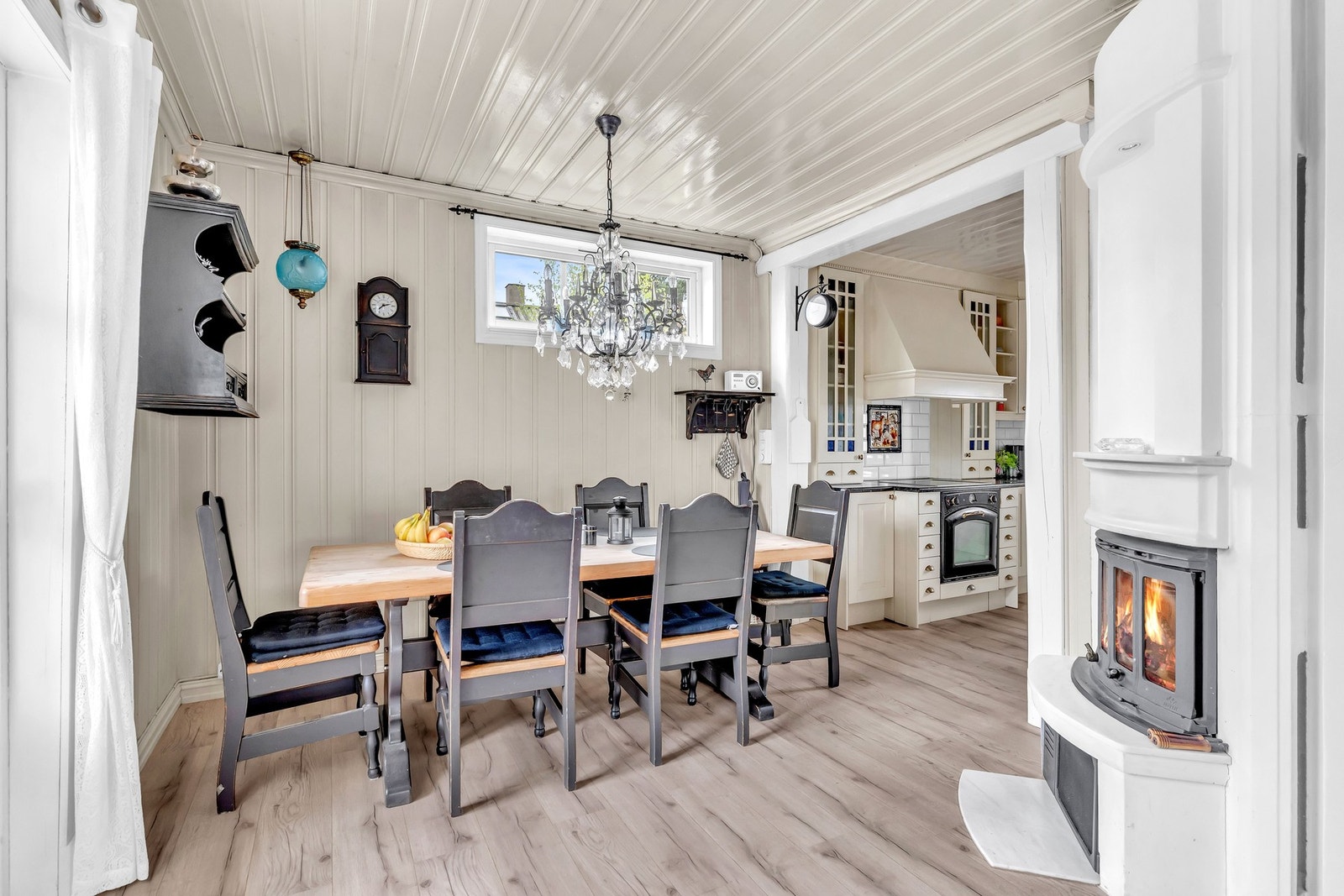 Spisestuen legger tilrette for sosial matlaging og hygge. Galleribilde