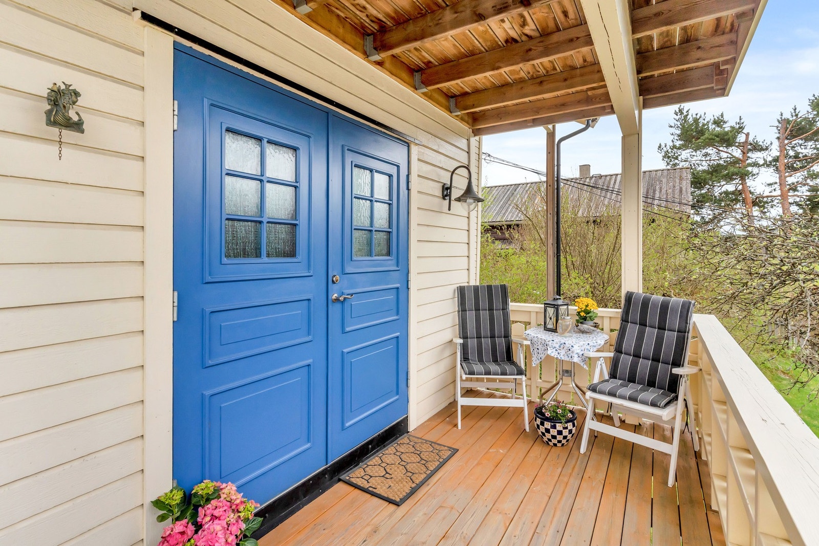 Eneboligen har et trivelig, overbygd inngangsparti med adkomstveranda, utebelysning og tosidig inngangsdør. Galleribilde