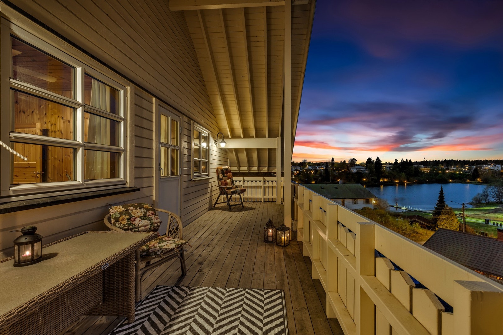 Også denne balkongen har utsikt utover Langvannet. Galleribilde