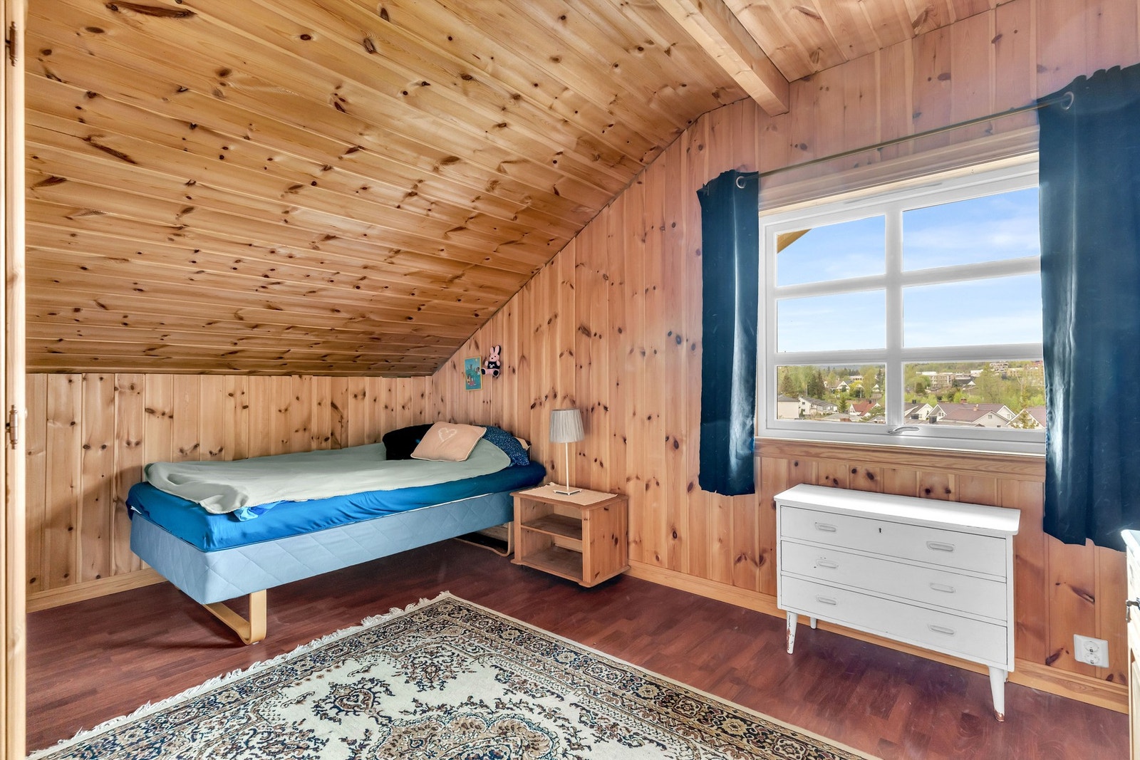 Eneboligen har fire gode soverom i andre etasje. Galleribilde