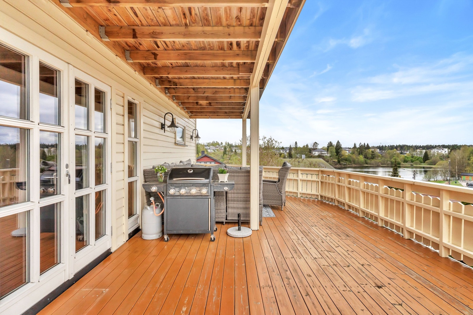 Eiendommen har rikelig med fine uteplasser. Galleribilde