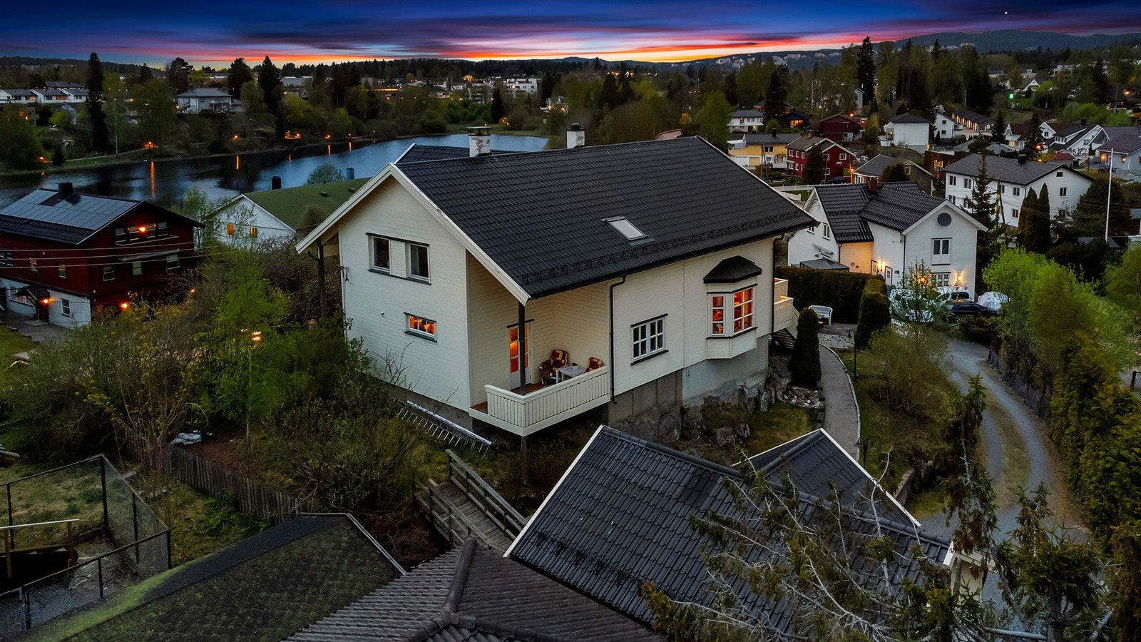 Eneboligen har lite innsyn og fleksibel planløsning som byr på rikelig med tumleplass for familien. Galleribilde