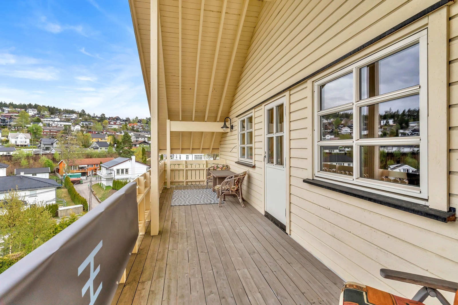 Hovedsoverommet har utgang til en balkong med flott, vidstrakt utsikt. Galleribilde