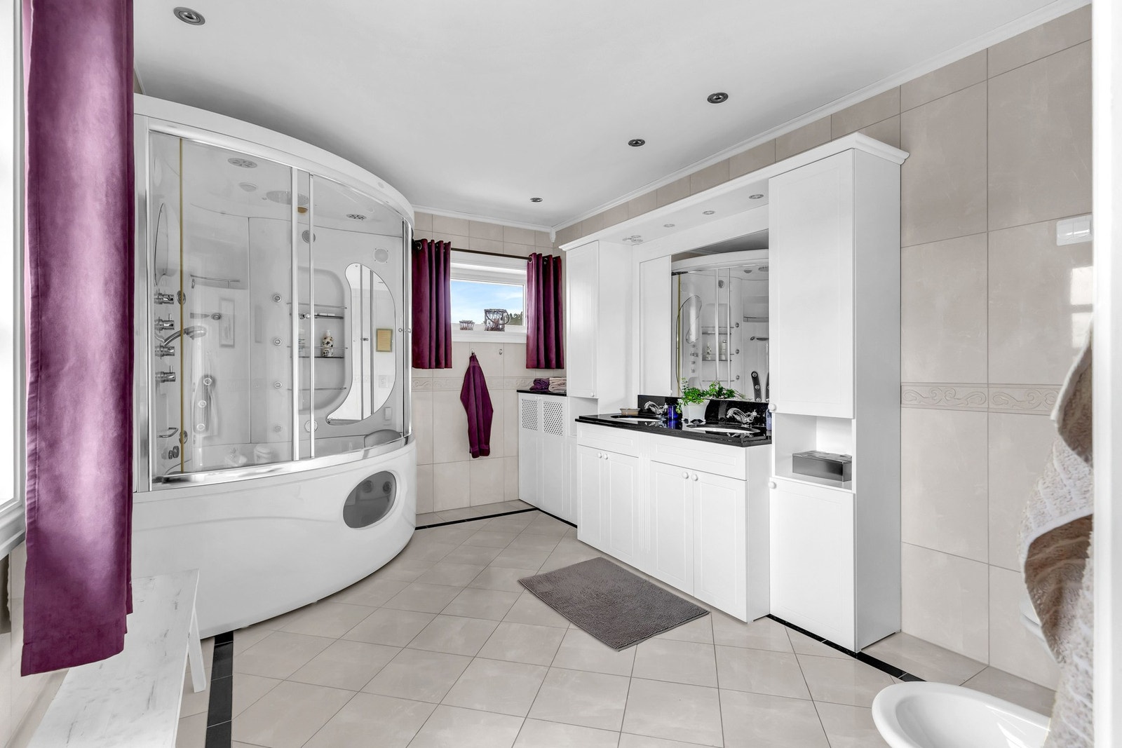 Badet i første etasje ble oppgradert i 2014 og med en stor steamdusj med integrert boblebadekar er dette virkelig et spabad. Galleribilde