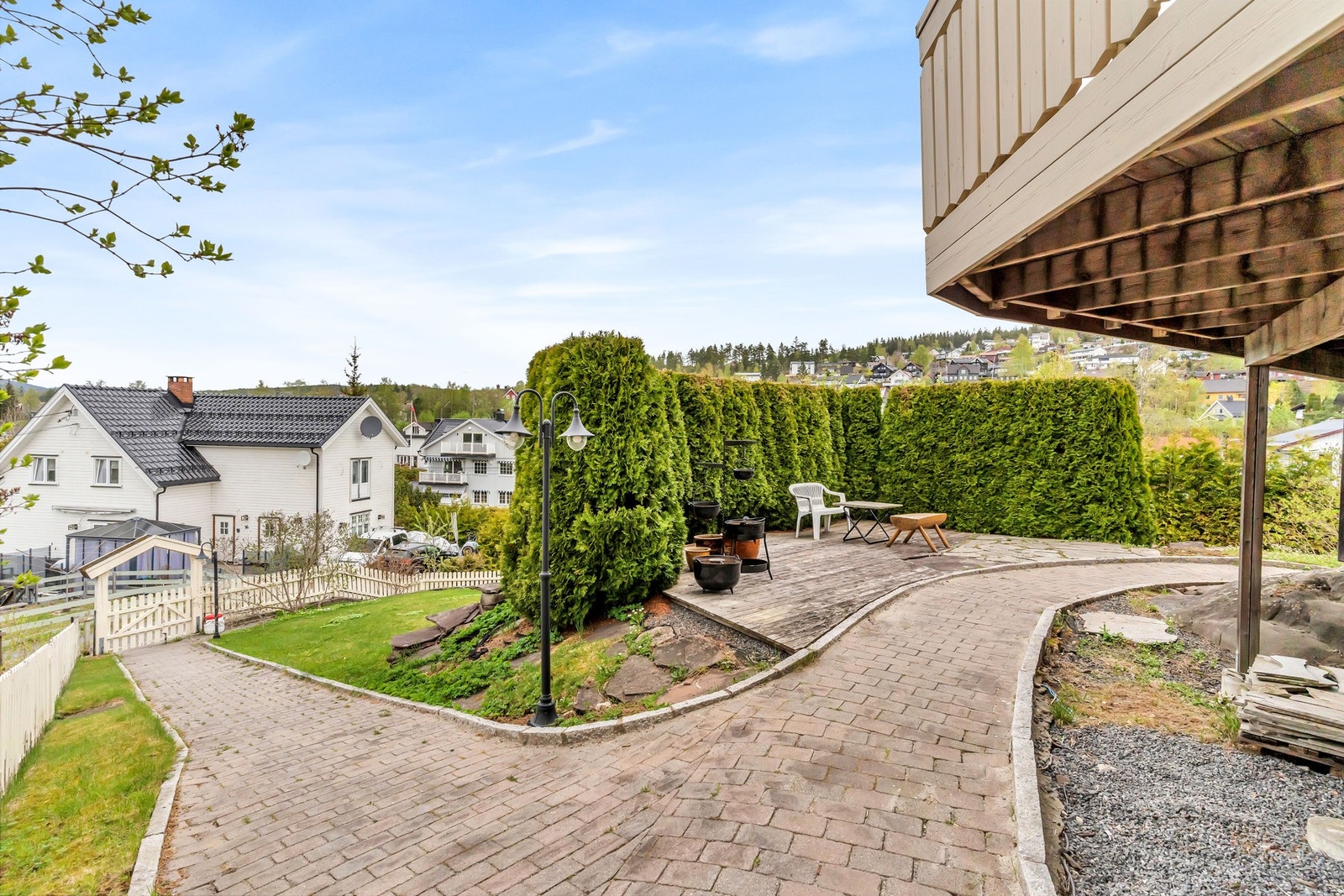 Tomten er på ca. 1,1 mål, har en ypperlig beliggenhet og gode solforhold. Galleribilde