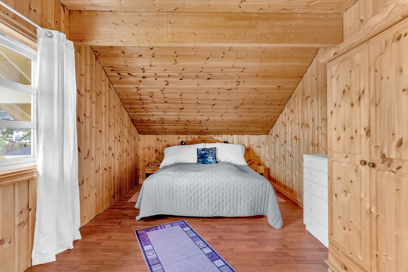 Her er det plass til dobbeltseng og garderobeskap for oppbevaring. Galleribilde