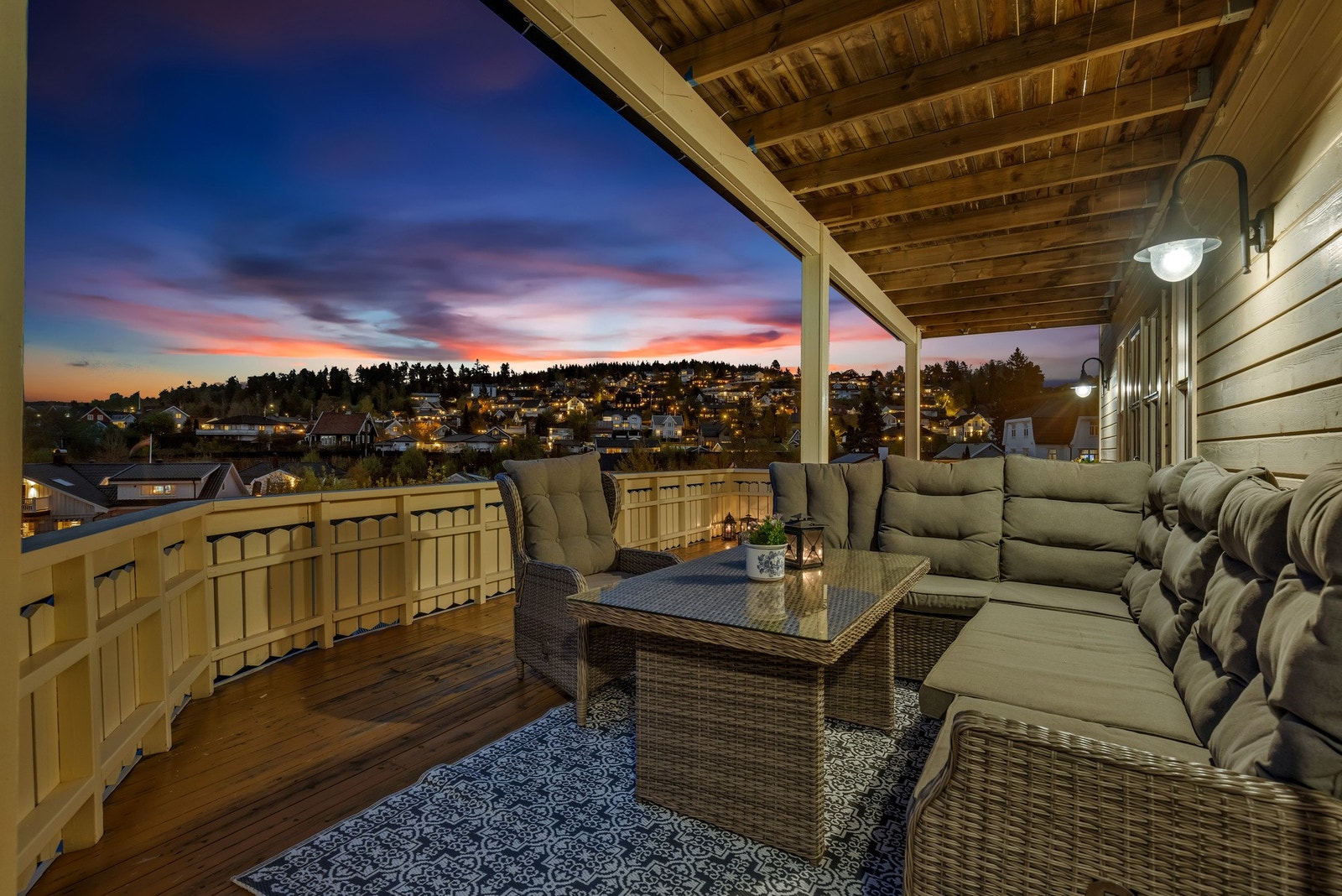 Stor og innholdsrik enebolig over to etasjer med dobbelgarasje og meget god beliggenhet. Galleribilde