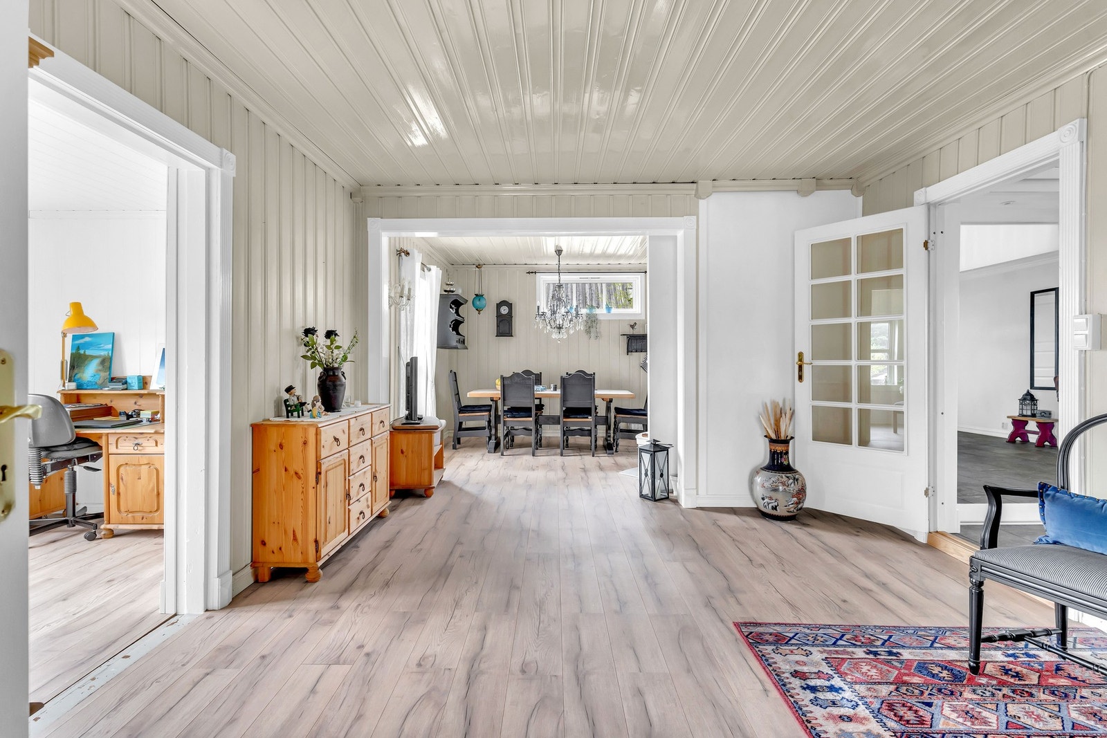 Forstuen ligger i åpen planløsning med spisestuen og har doble franske dører inn til hovedstuen. Galleribilde