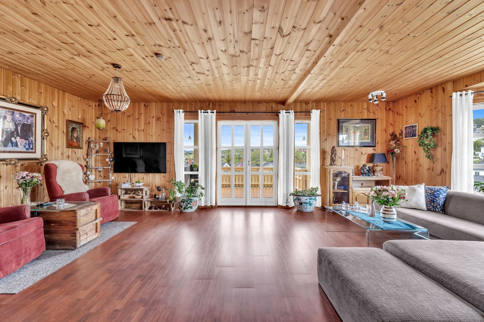 I første etasje ligger flere pene stuer på rad og rekke. Galleribilde