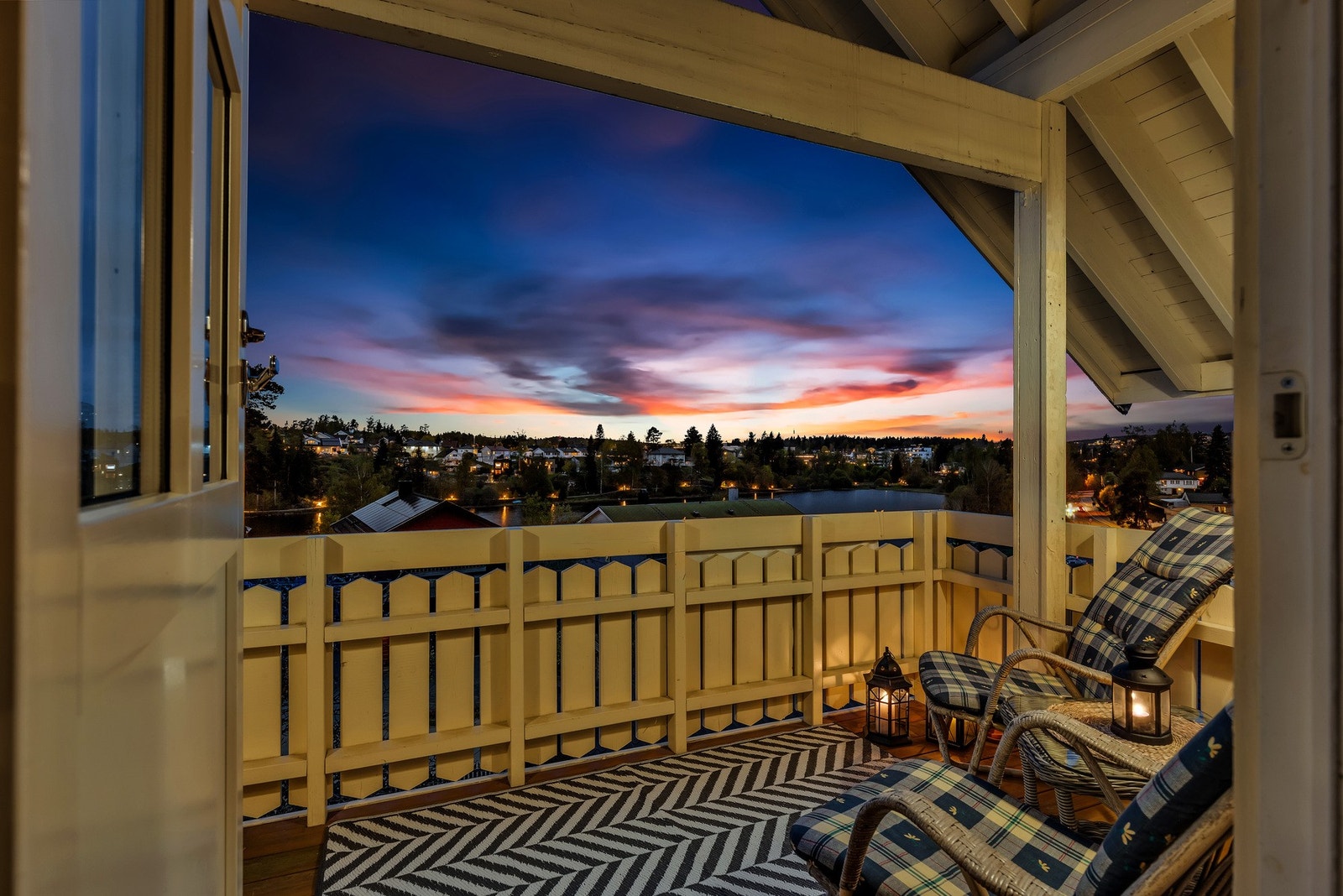 Fra loftstuen er det utgang til en balkong med flott utsikt utover Langvannet. Galleribilde