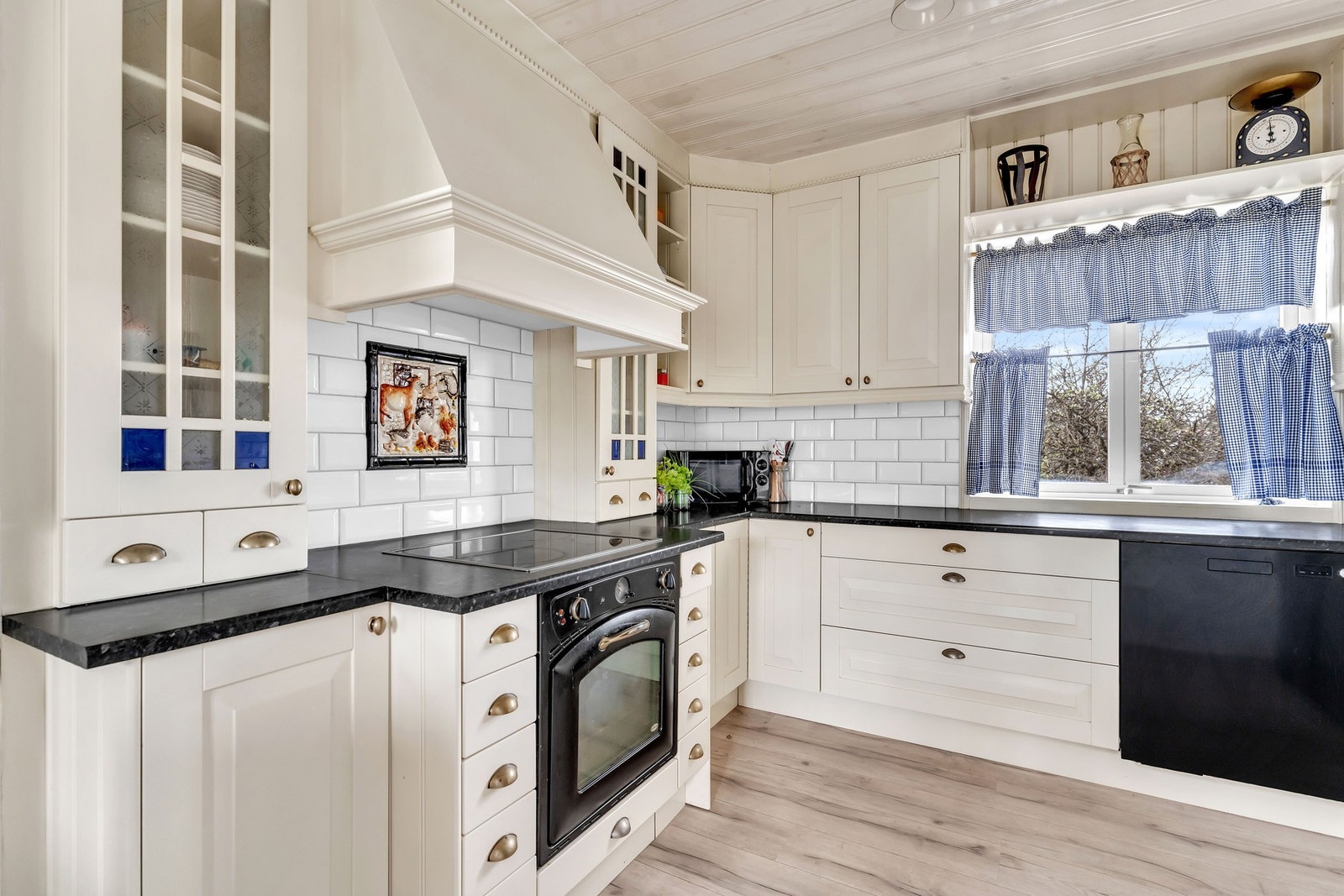 Integrert i innredningen har kjøkkenet platetopp, stekeovn med flott vintage-look og opplegg for oppvaskmaskin. Galleribilde