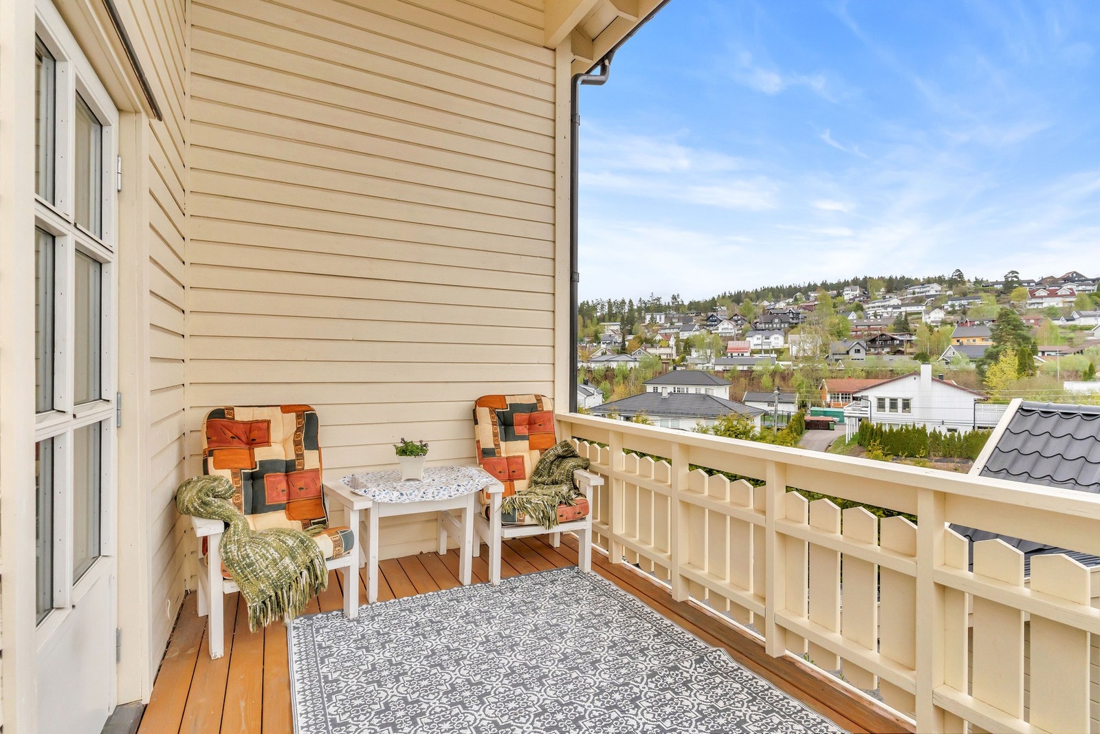 Fra kjøkken/spisestuen er det utgang til en liten balkong. Galleribilde