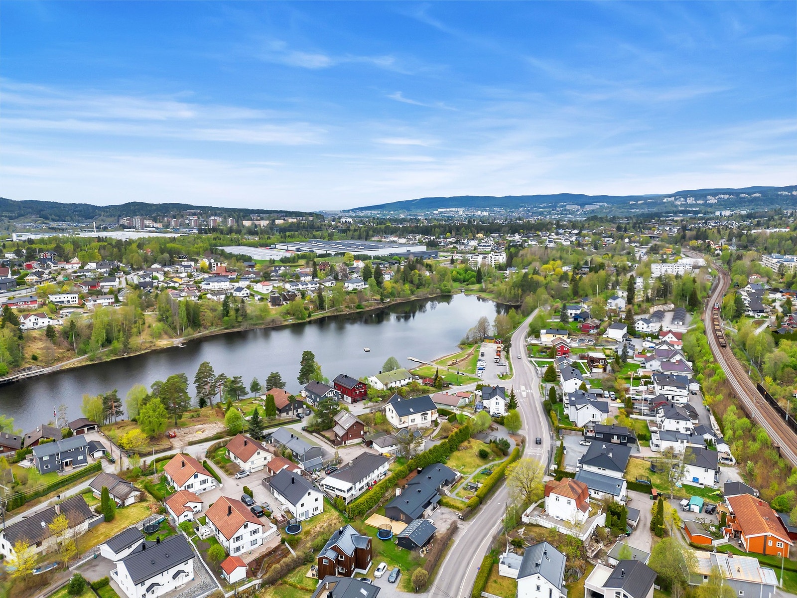 Foruten langgrunna badeplass er det anlagt tursti med lys rundt Langvannet, og vinterstid er det islagt og brukes som skøytebane. Galleribilde