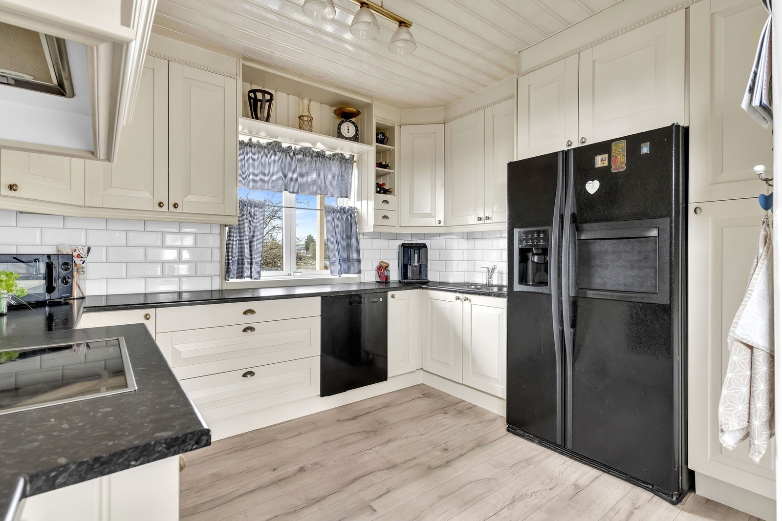 En smart nisje gir plass til dobbeltsidig kjøleskap og her er det også opplegg til vann for isbitfunksjon. Galleribilde