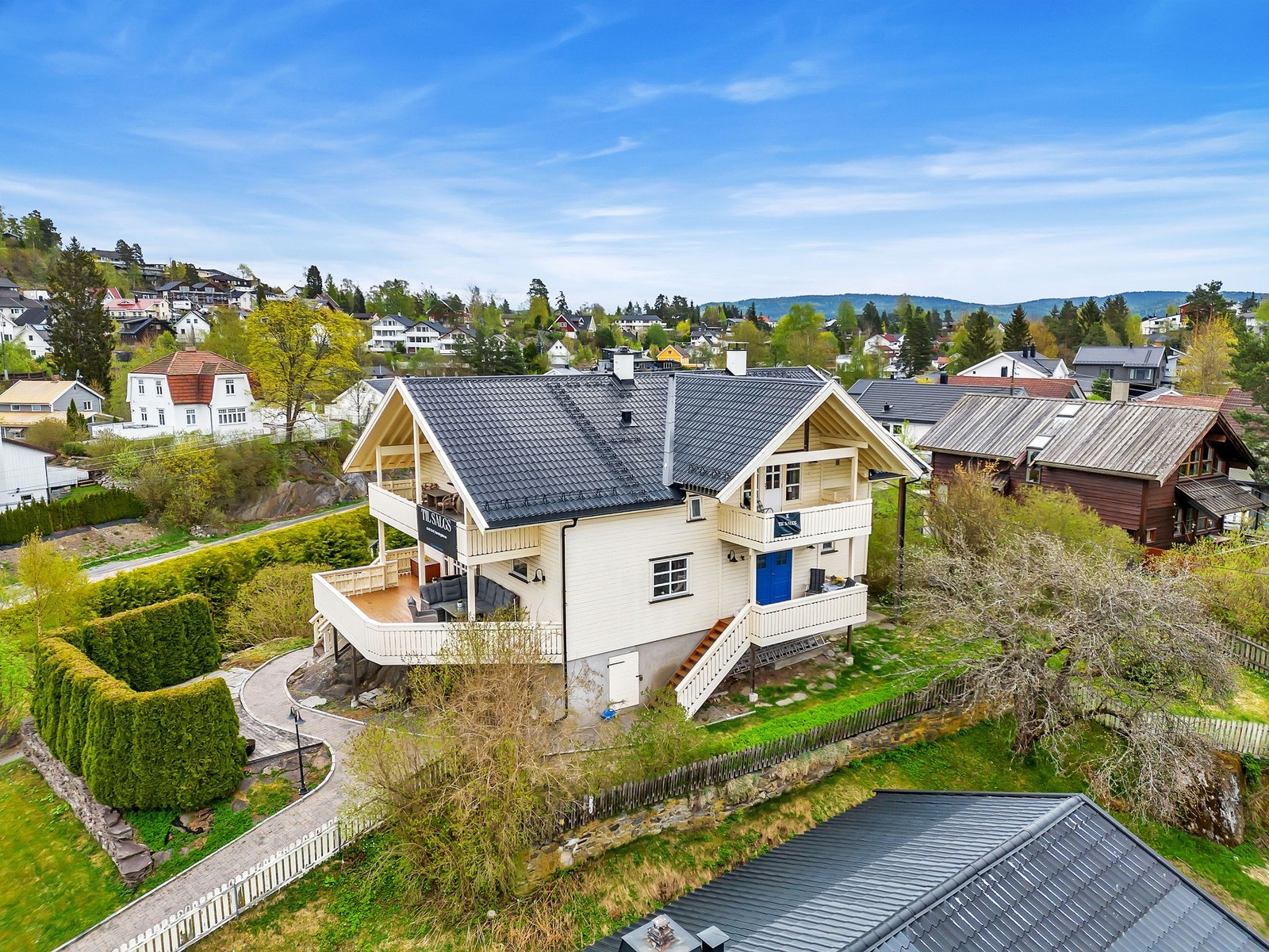 Eiendommen har stor tomt med flotte solforhold, vidstrakt utsikt og flere gode uteplasser. Galleribilde