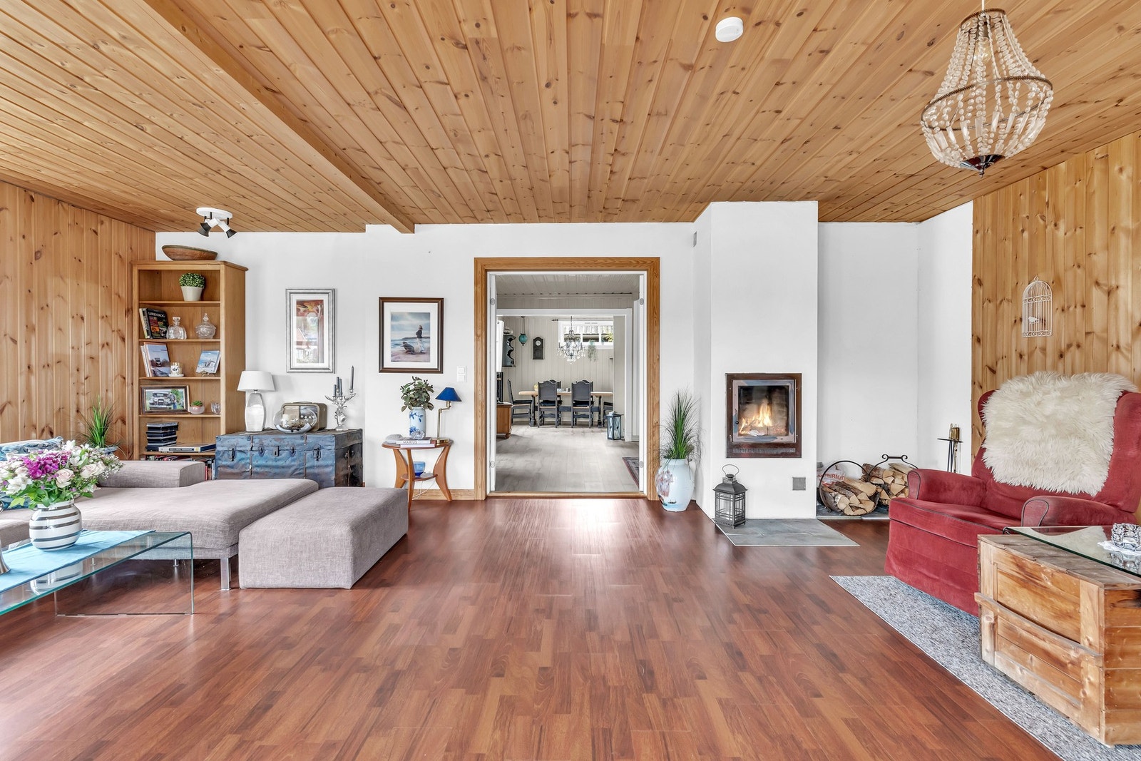 Både spisestuen og hovedstuen er utstyrt med peis. Galleribilde