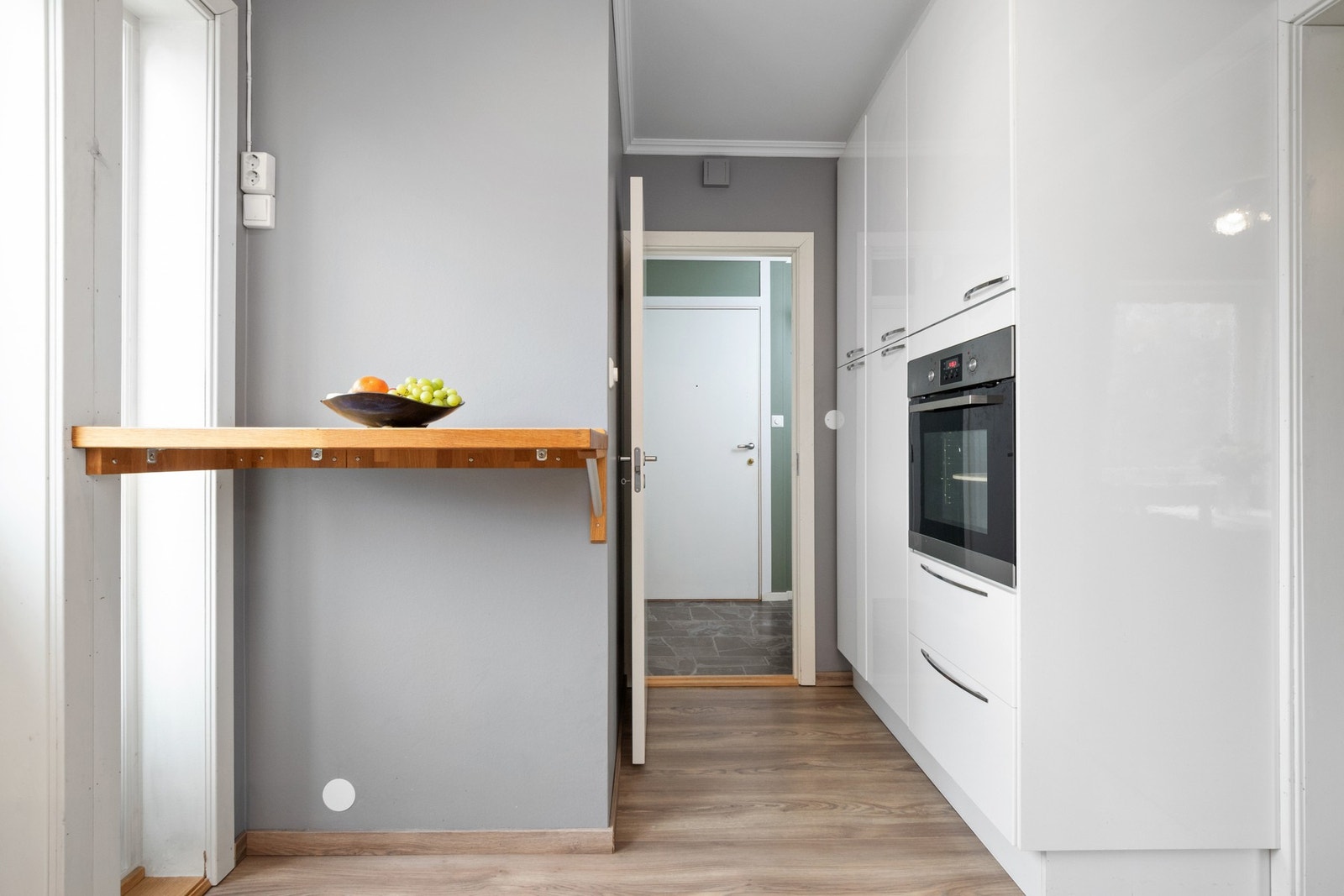 Innredet i lyse og moderne farger som matcher innredningen godt Galleribilde