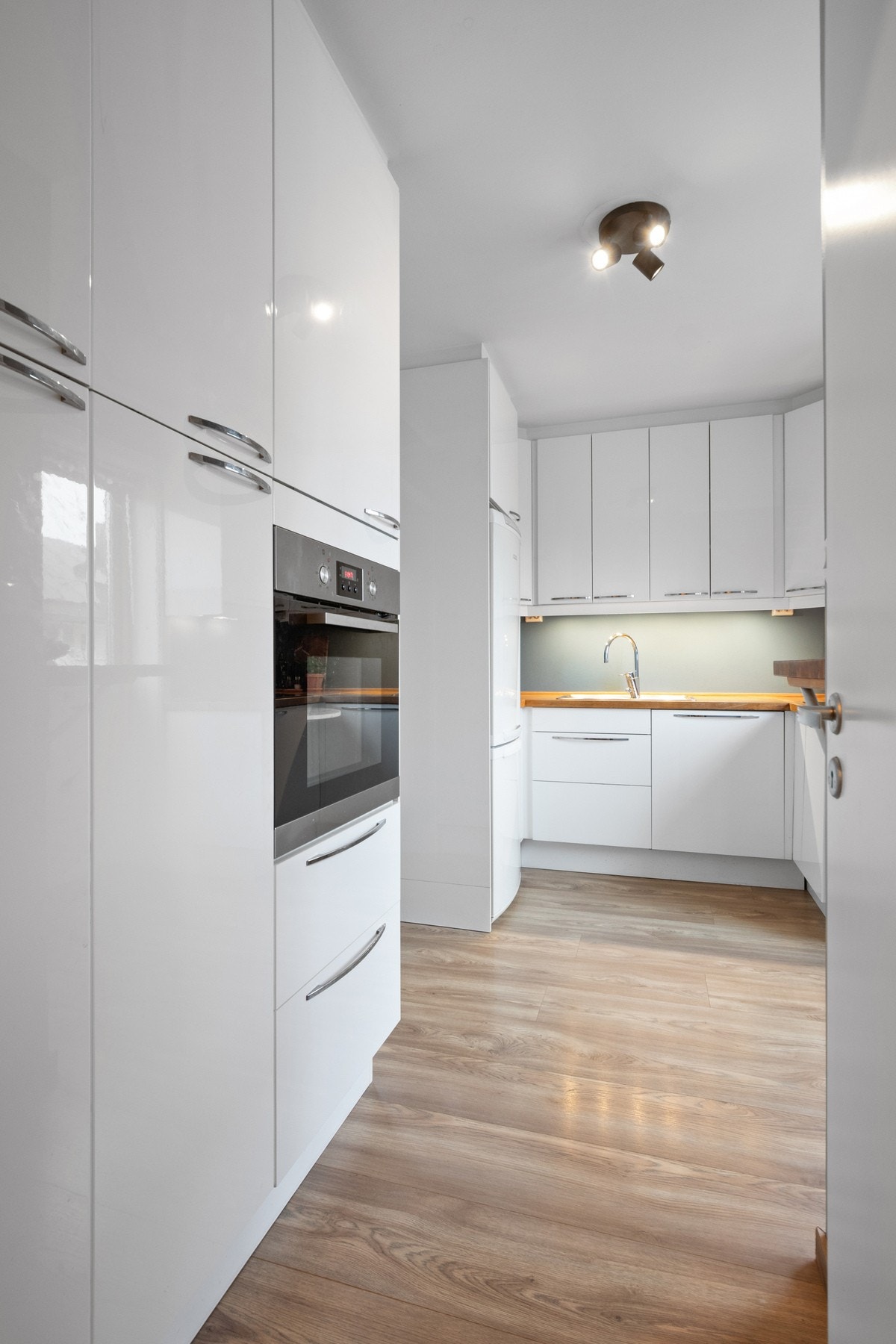 Alt av hvitevarer som stekeovn, koketopp, oppvaskmaskin og kjøl-/fryseskap medfølger Galleribilde