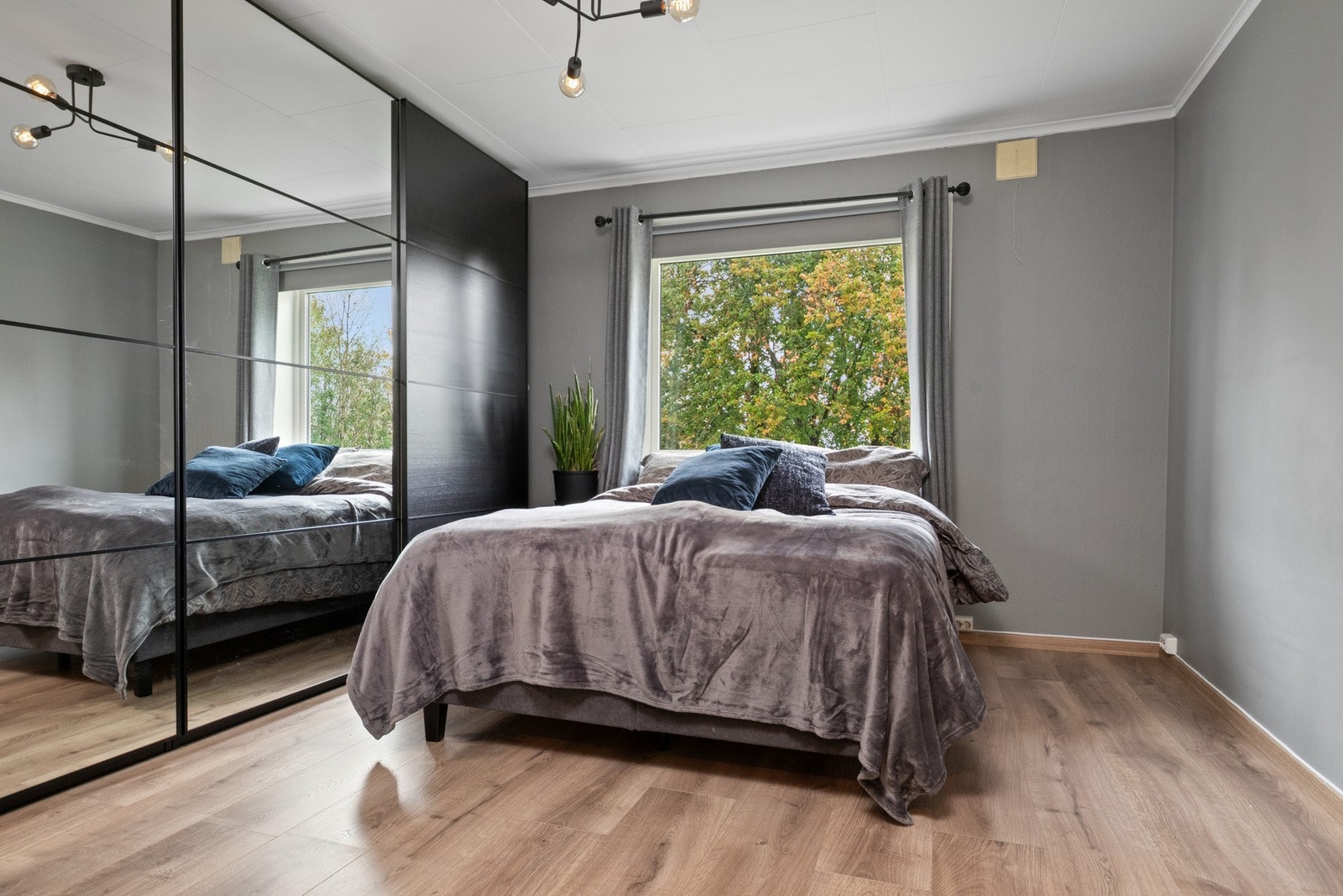 Stort soverom hvor det er godt med skapplass Galleribilde