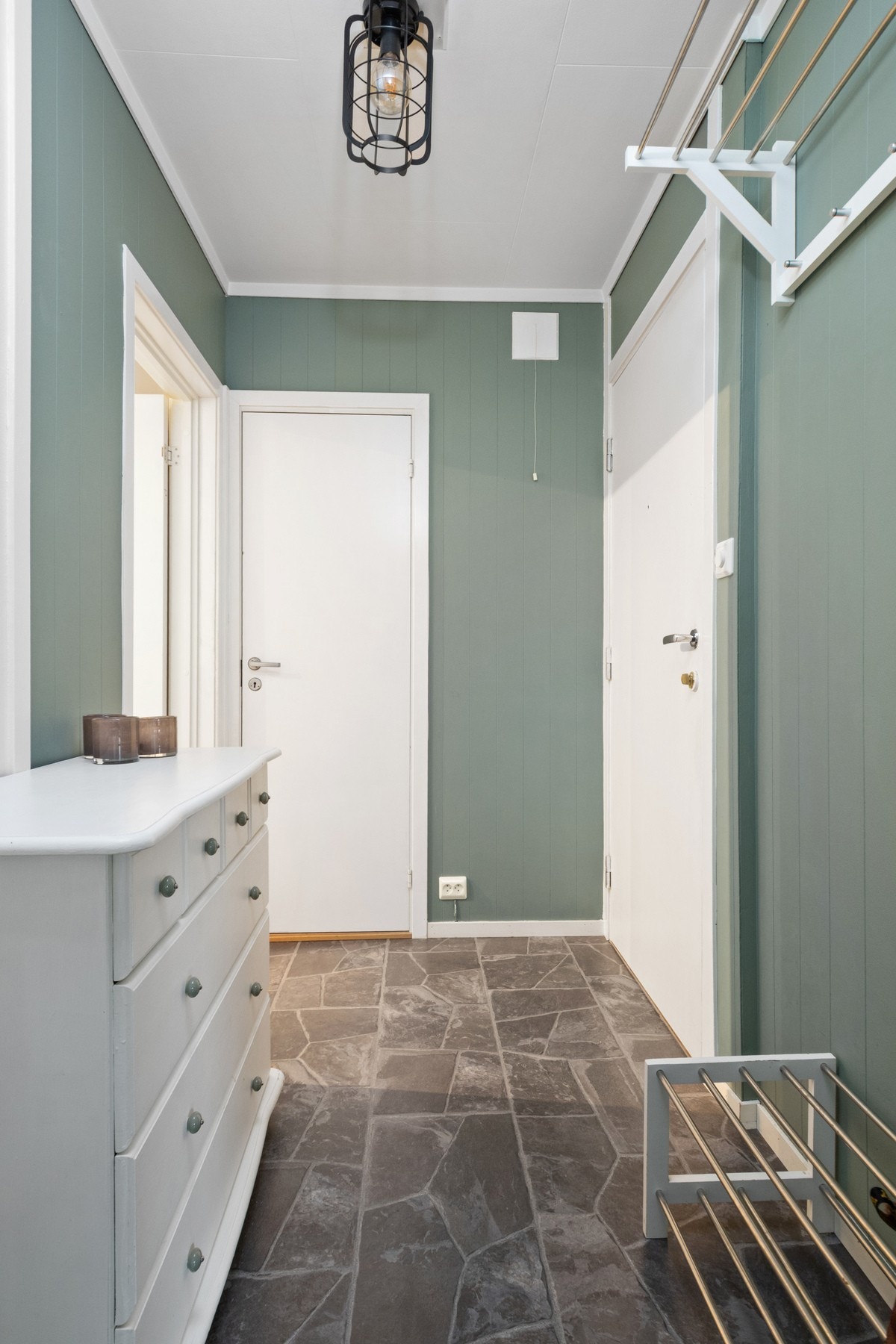 Fin praktisk gang med god plass til knaggrekker, skohyller og kommode Galleribilde