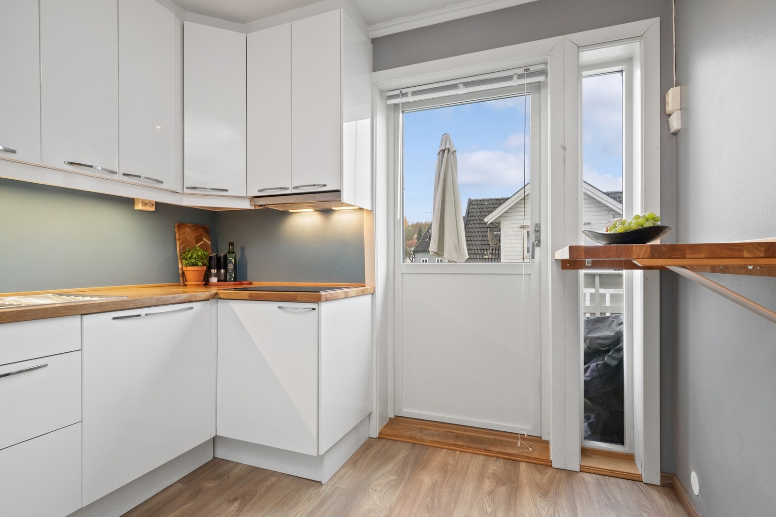 Fra kjøkkenet er det utgang til solrik vestvendt balkong på ca 8 kvm. Galleribilde