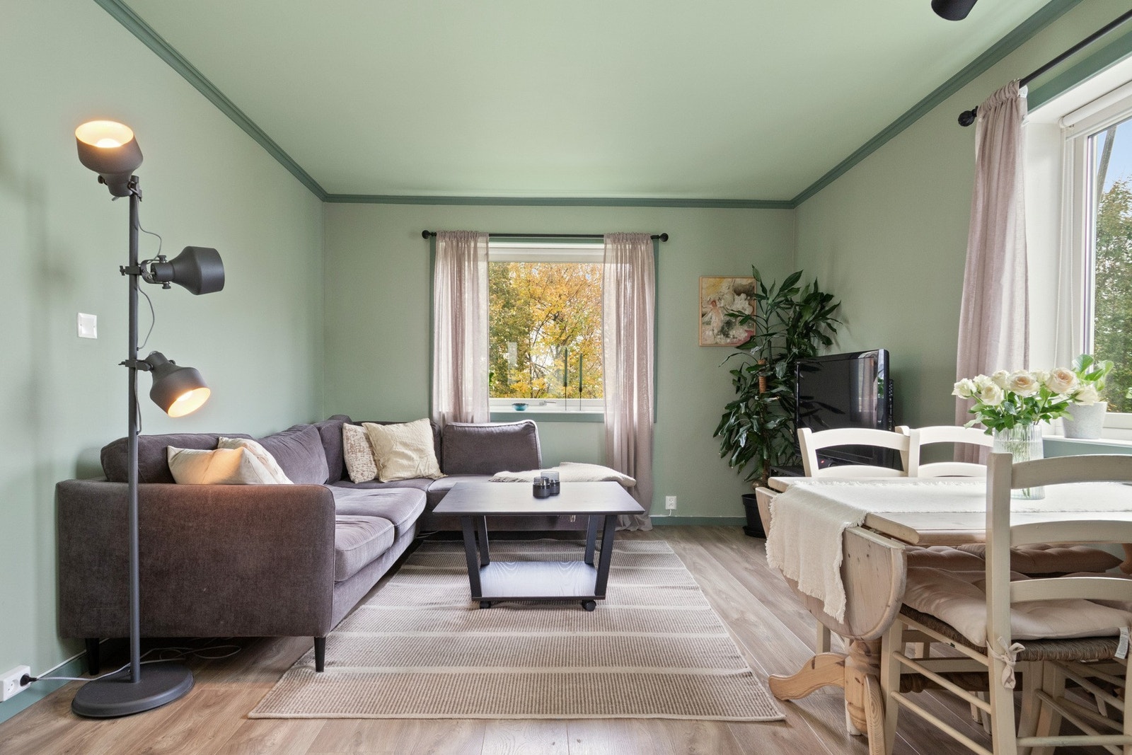 Stuen har god størrelse og her er det plass til både sittegruppe og spiseavdeling Galleribilde