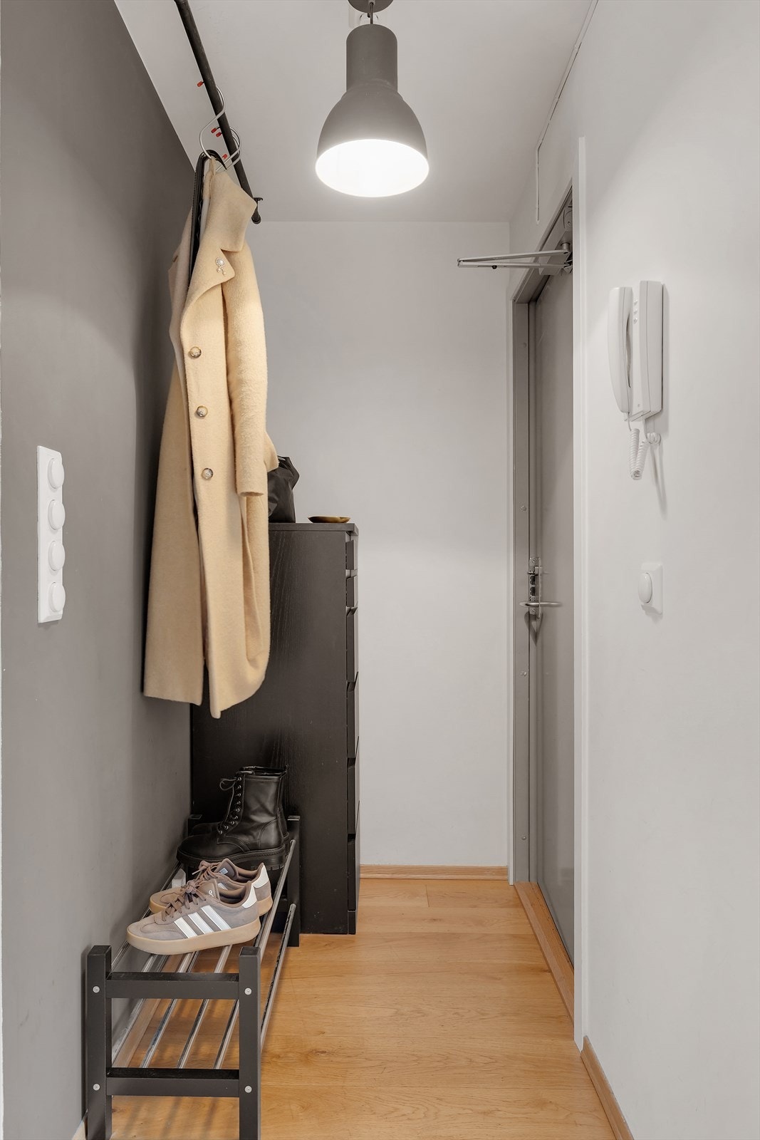 Velkommen inn til en hyggelig entré med plass til å henge fra seg yttertøyet. Galleribilde