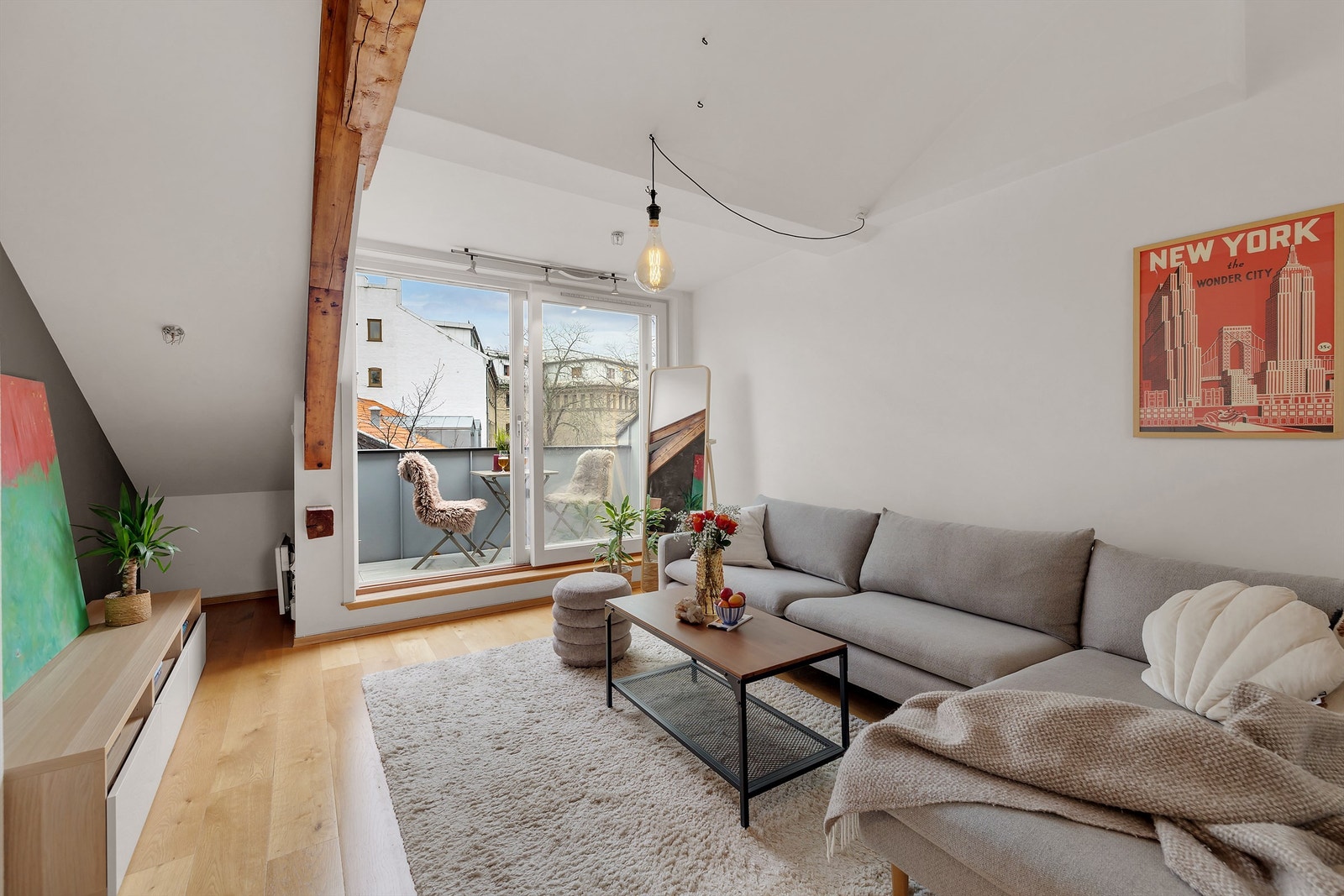 Leiligheten ligger i byggets loftsetasje, som sørger for et ekstra sjarmerende uttrykk med god takhøyde og synlige, originale bærebjelker. Galleribilde