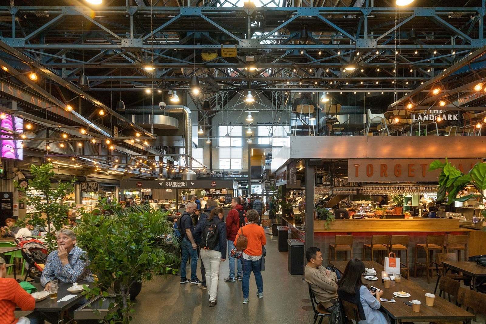 Mathallen er en arena for unike smaksopplevelser med det beste av norsk og internasjonal mat, mennesker og atmosfære, og et samlingspunkt for mattradisjoner og mattrender. Galleribilde