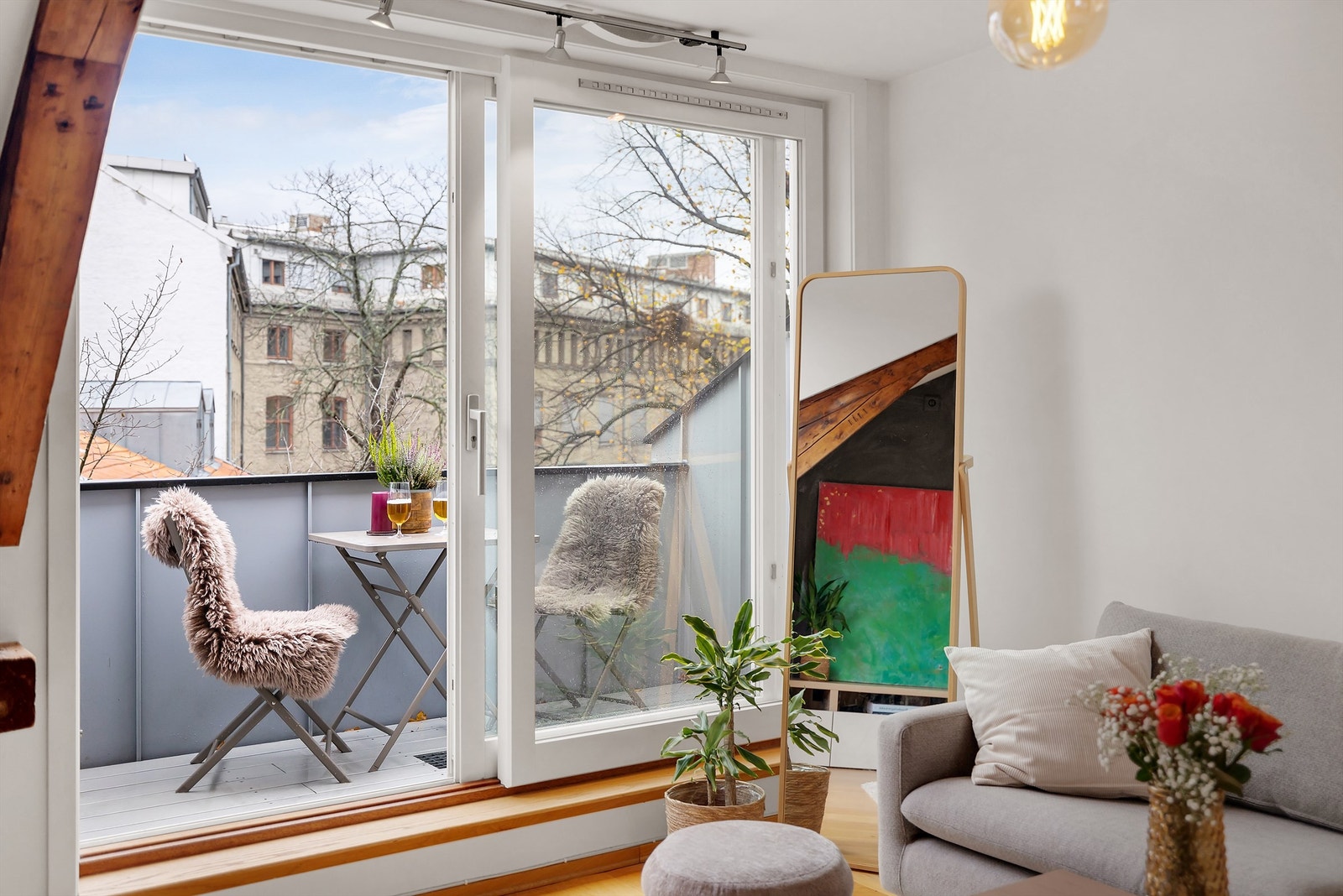 Fra stuen har du utgang til en solrik balkong, med plass til en hyggelig sittegruppe. Galleribilde
