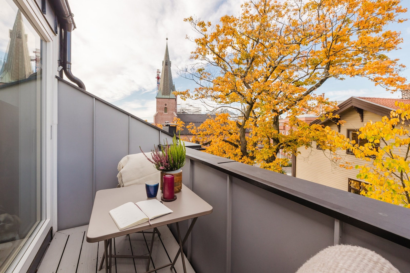 Fra balkongen ser man bort på St. Olavs kirke. Galleribilde