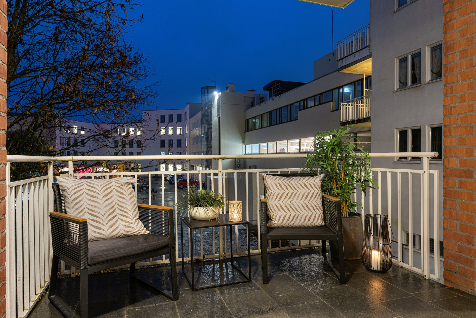 Egen balkong ved inngangspartiet til leiligheten med fin morgensol Galleribilde