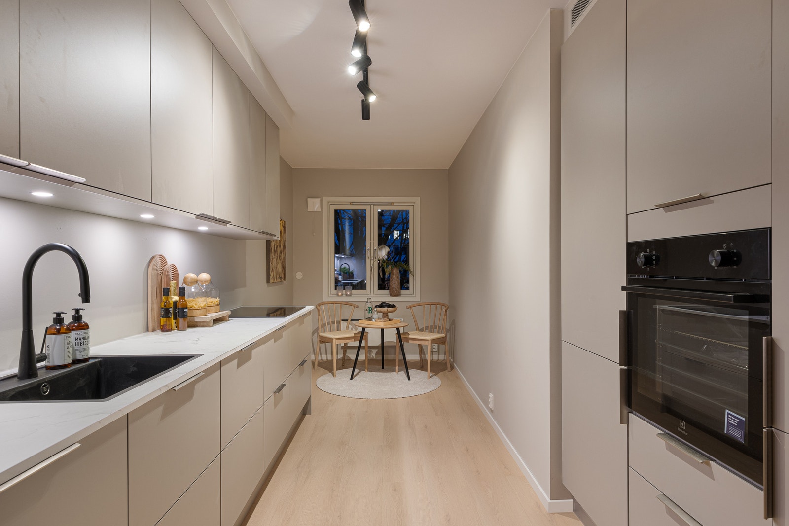 Nytt dansk design kjøkken ifra leverandøren AUBO med nye integrerte hvitevarer. Galleribilde