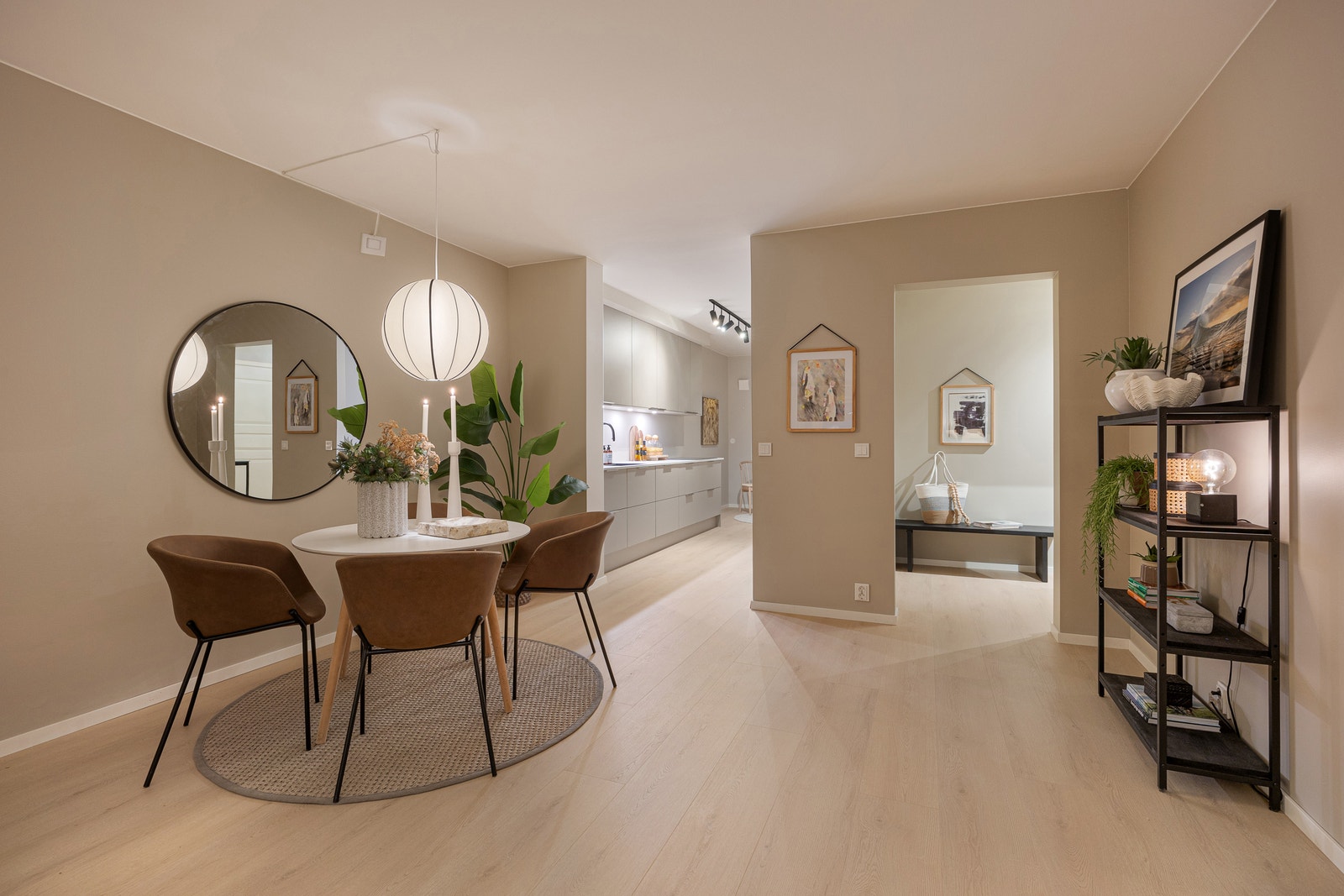 Kjøkken og stue i delvis åpen løsning. Galleribilde