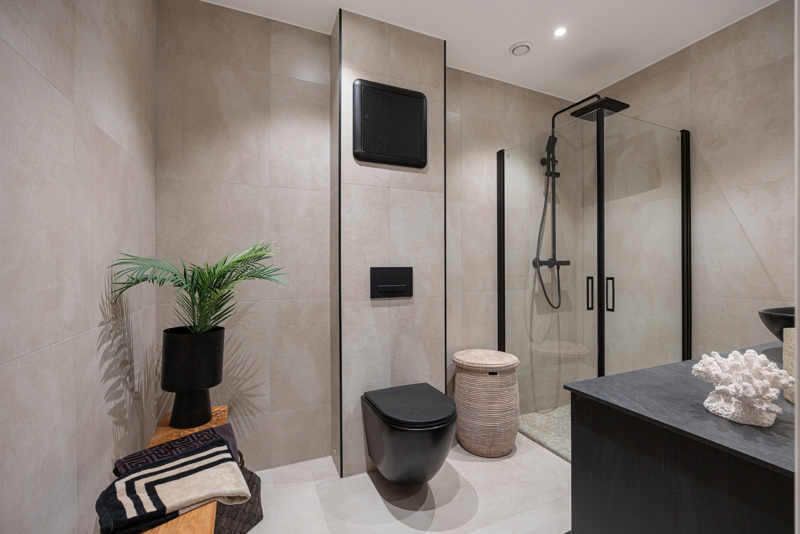 Helt nytt bad tilknyttet hovedsoverom. Det er eget vaskerom med toalett og servant skap/vask i forbindelse med entreen Galleribilde