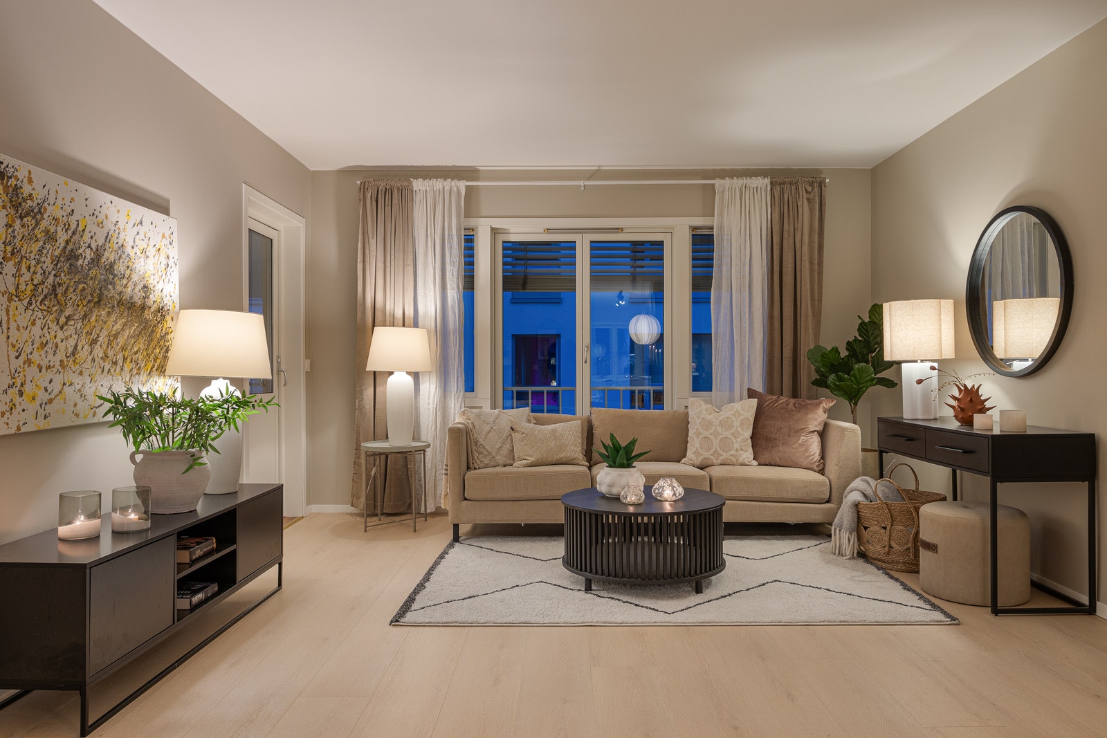 Stue med varme lune farger og utgang til balkong. Galleribilde