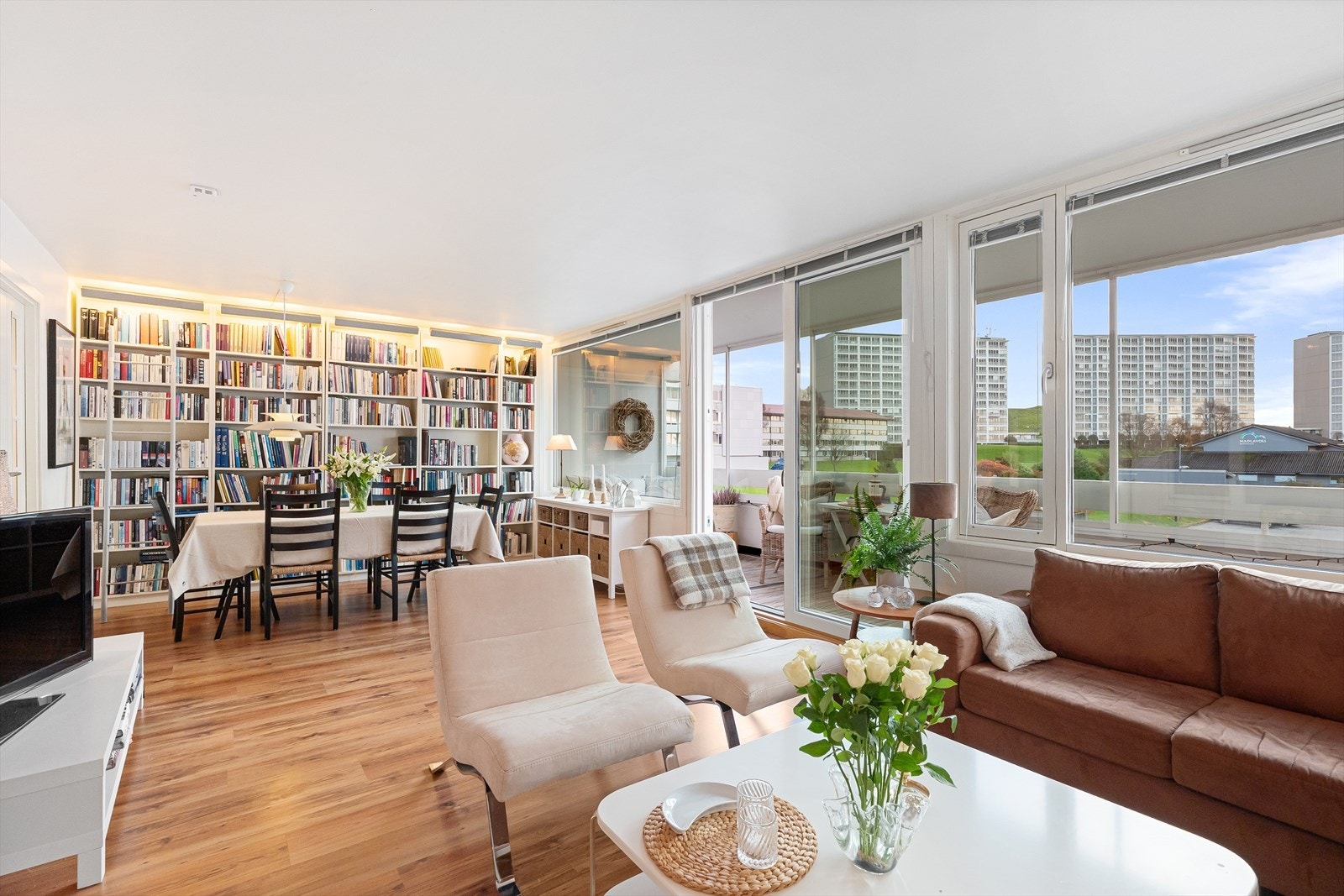 Velkommen til Norvald Frafjords gate 7a - En lekker, innholdsrik leilighet med 3 soverom, innglasset veranda og god, ettertraktet beliggenhet Galleribilde