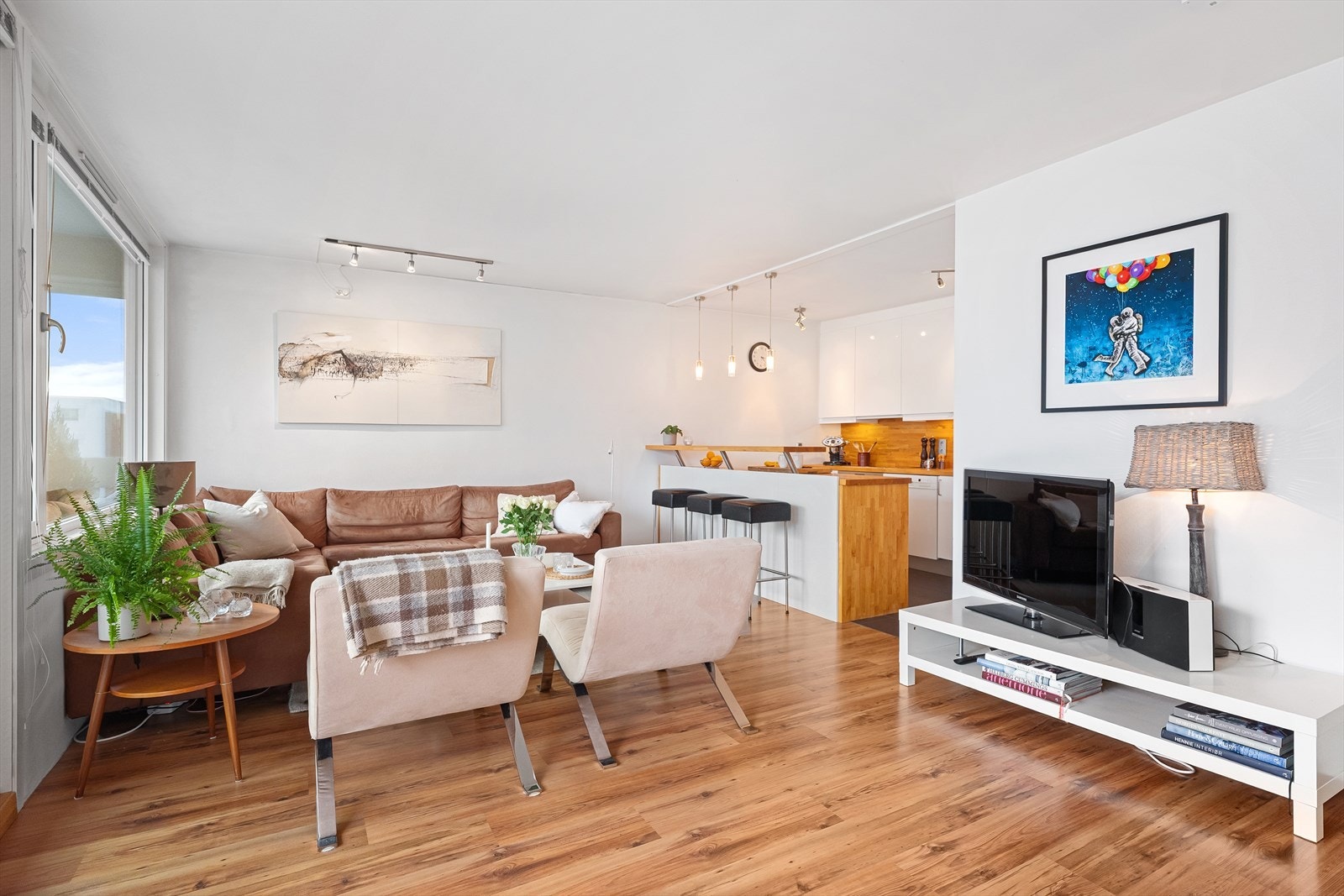 Lys, fin leilighet med åpen stue/kjøkkenløsning Galleribilde