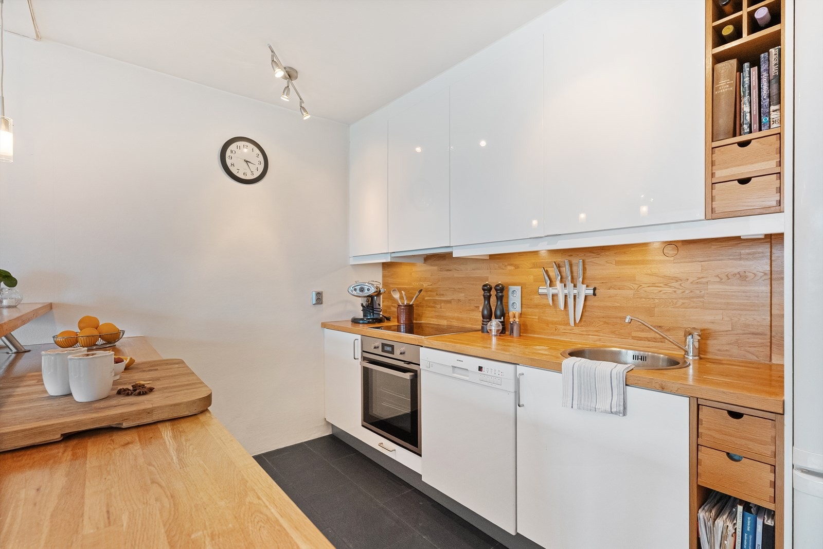 Delikat lyst kjøkken med god skap- og benkeplass Galleribilde