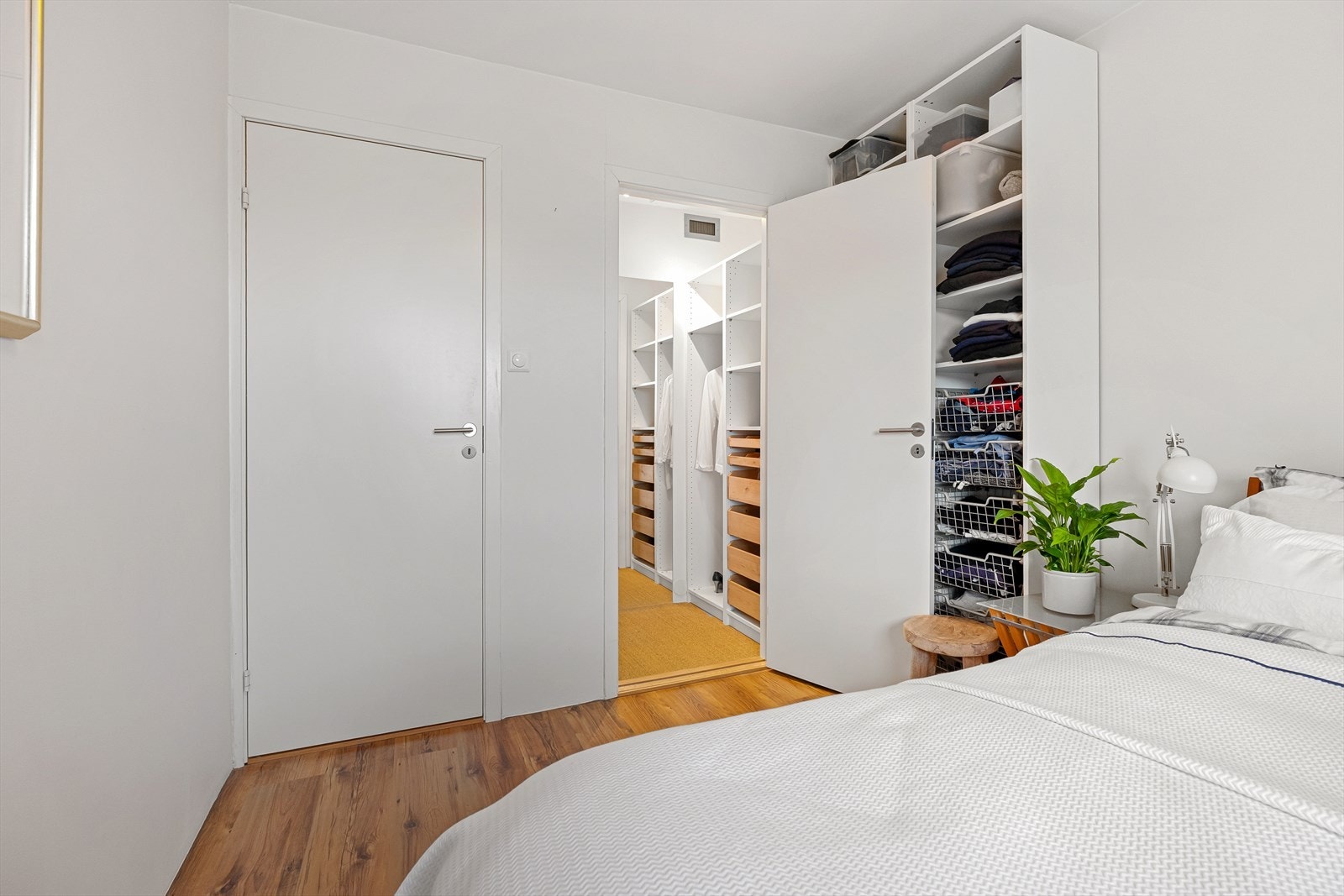 ... med inngang til walk-in closet/bod Galleribilde