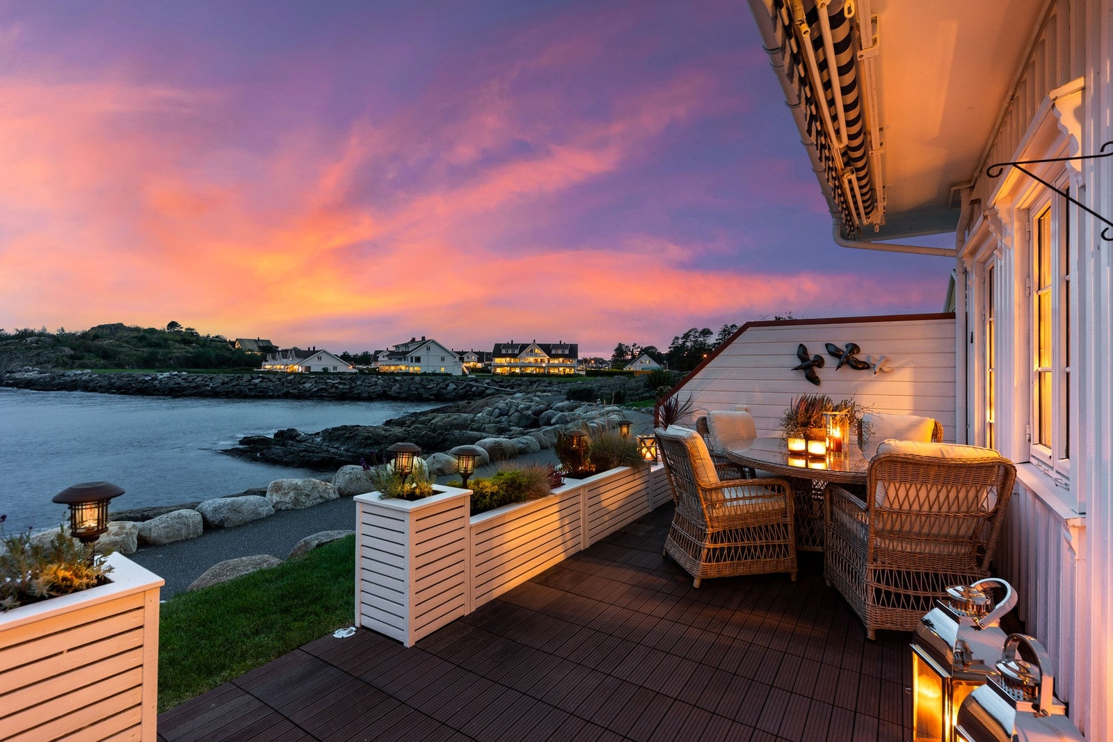 Terrassen er romslig og har god plass til ønsket møblering. Her er det plass til både spisegruppe og sittemøbler. Galleribilde