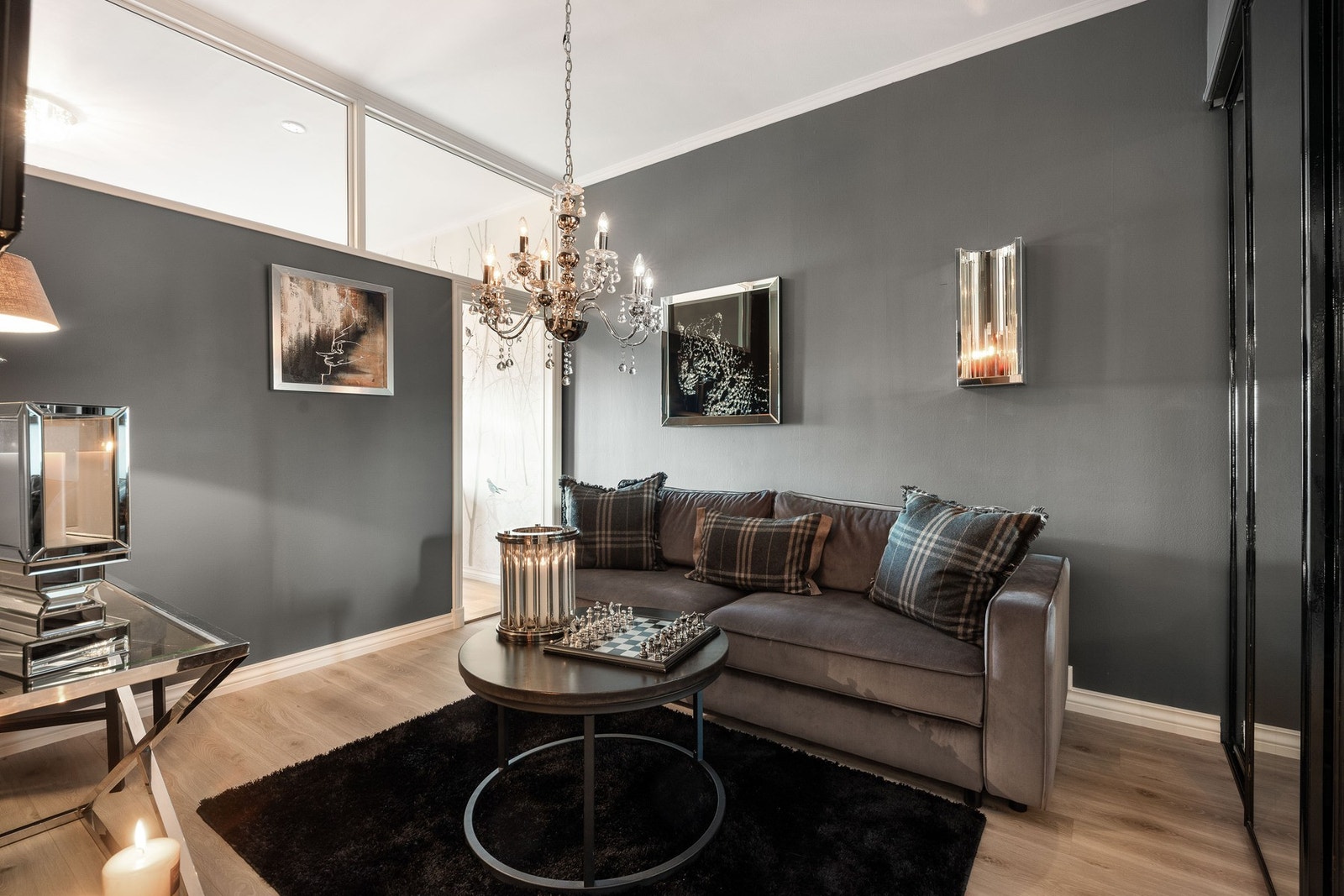 Soverom som er innredet som TV-stue med sovesofa for gjester. Vegg mellom soverommene er fjernet og samsvarer ikke med opprinnelig planløsning. Adkomst til soverom o Galleribilde