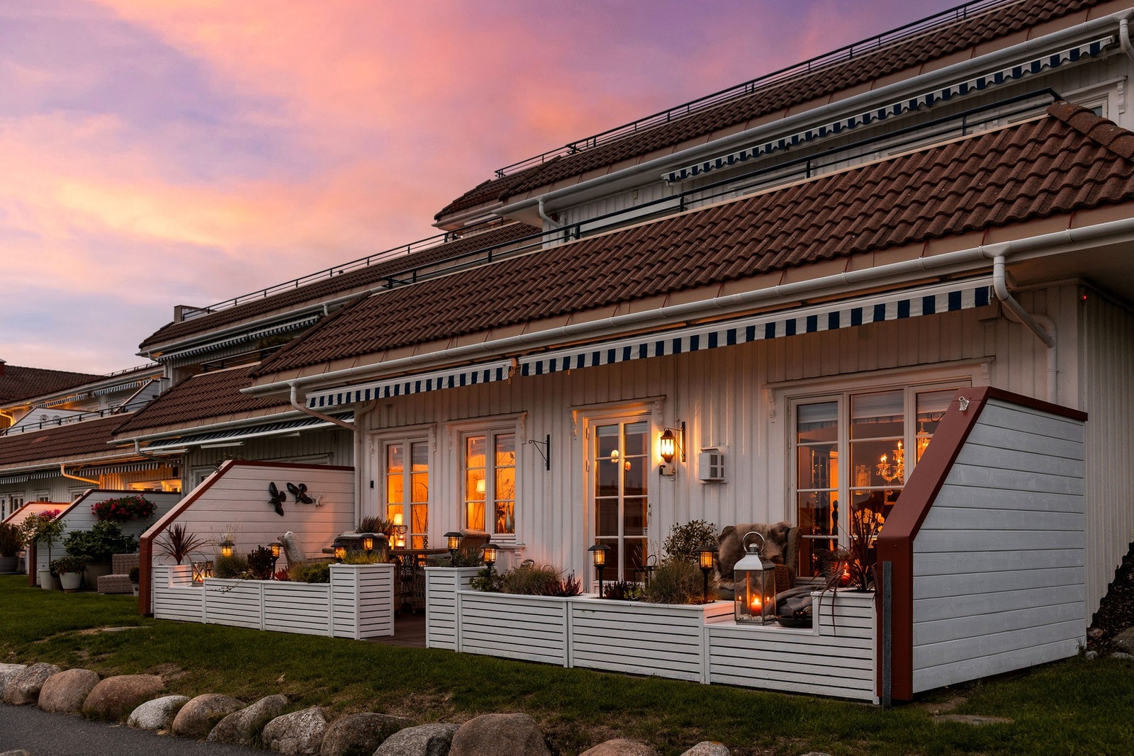 Fasaden med stemningsfull kveldsbelysning. Galleribilde