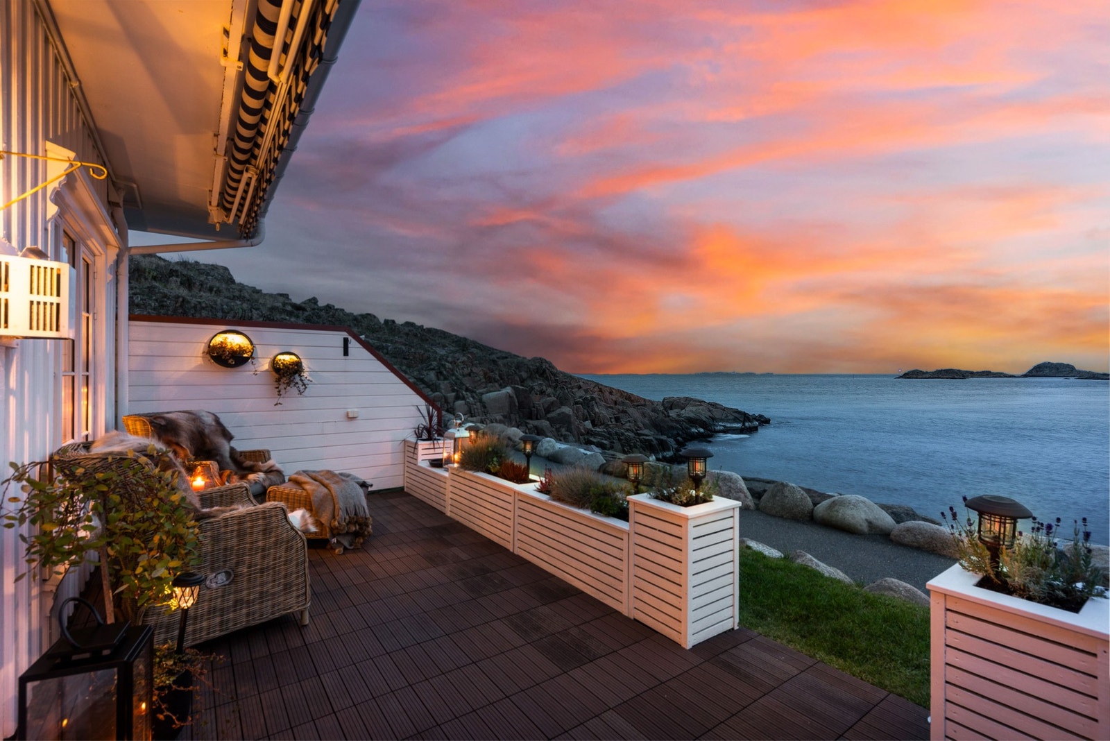 Terrassen ligger kun få meter fra sjøen og har nydelig sjøutsikt og gode solforhold. Galleribilde