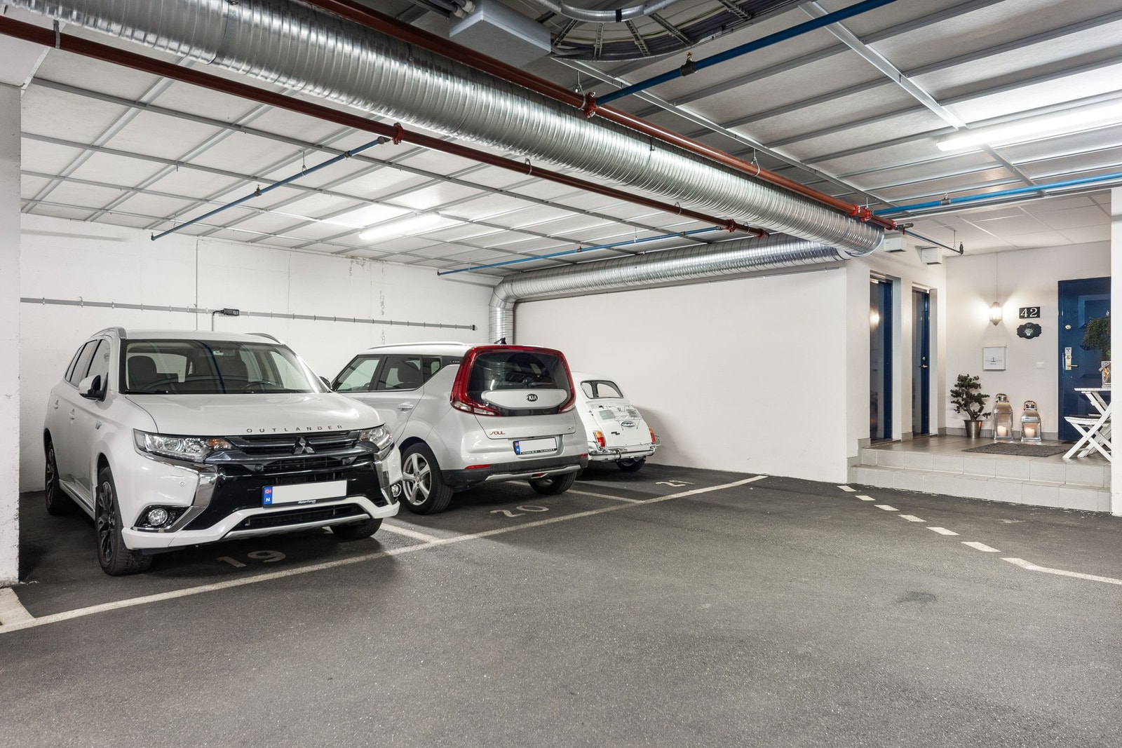 2 parkeringsplasser praktisk plassert ved inngangspartiet til leiligheten. Galleribilde