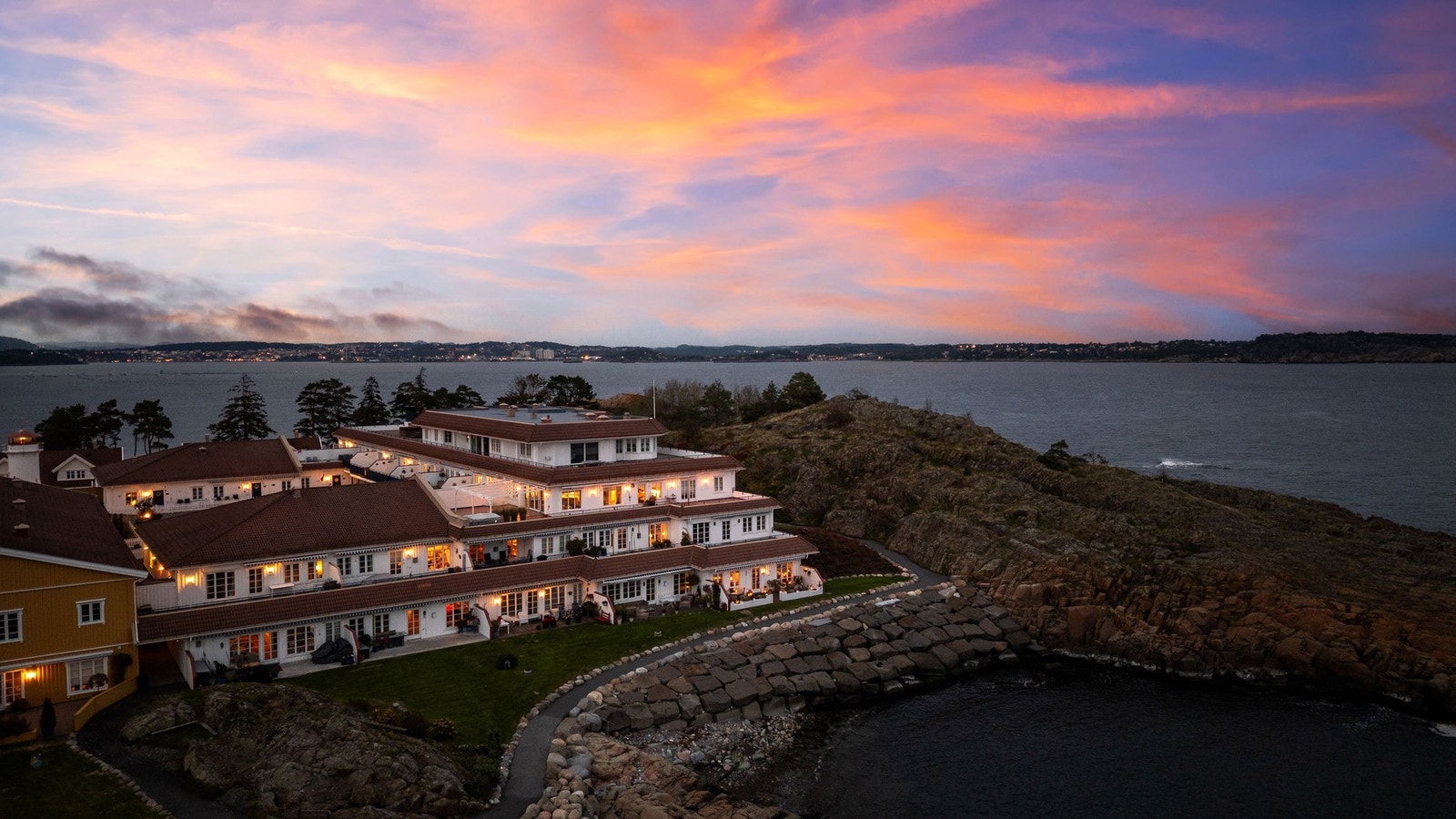 Boligkomplekset ligger flott til med havet og svaberg som nærmeste nabo. Galleribilde
