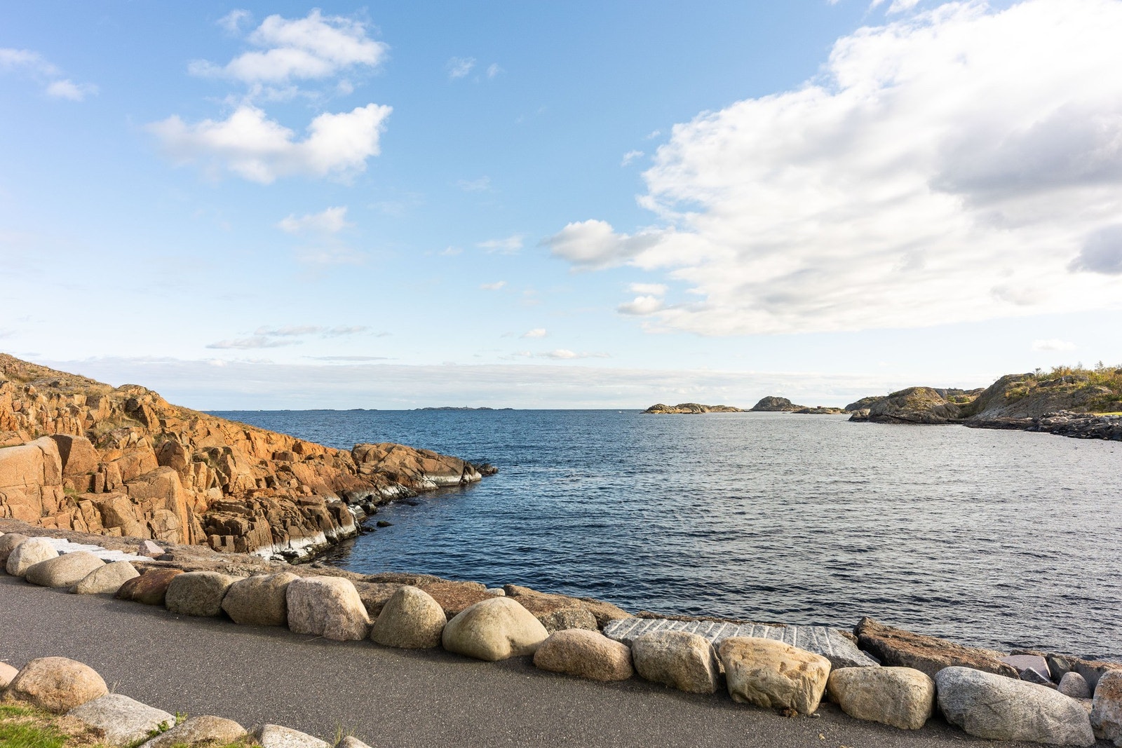 Flotte omgivelser med sjø og svaberg. Galleribilde