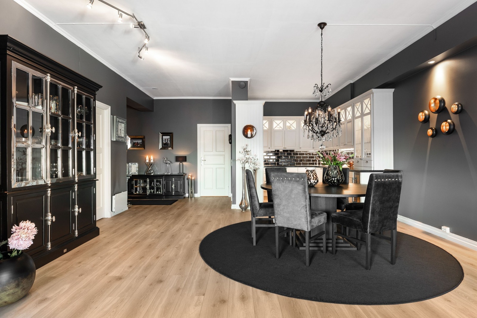 Praktisk løsning med spisestue ved kjøkkenet Galleribilde